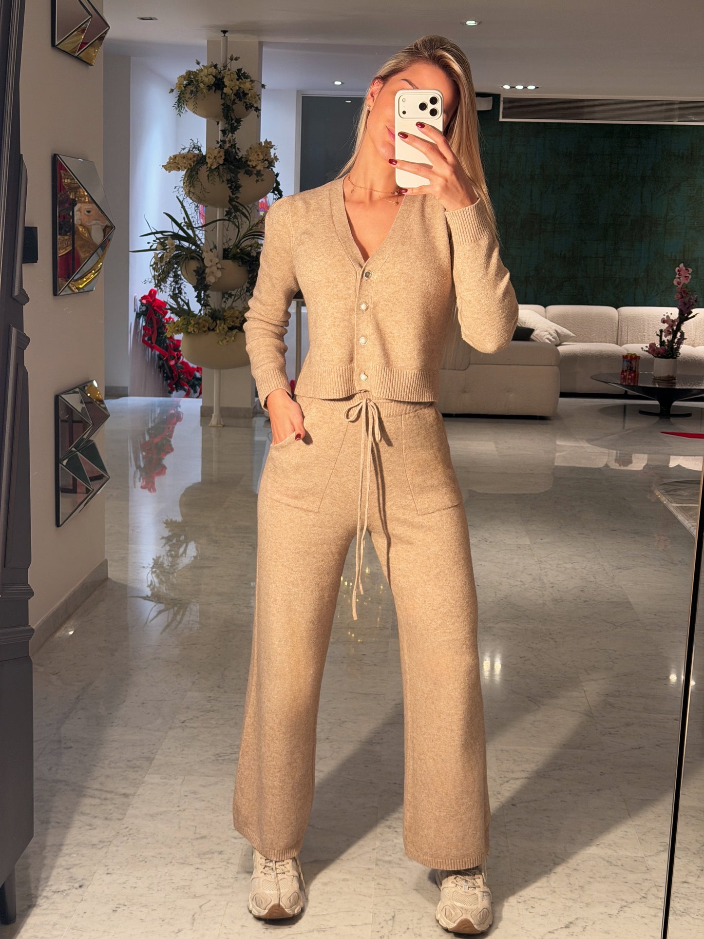 Set beige con perlas Vogue vibes