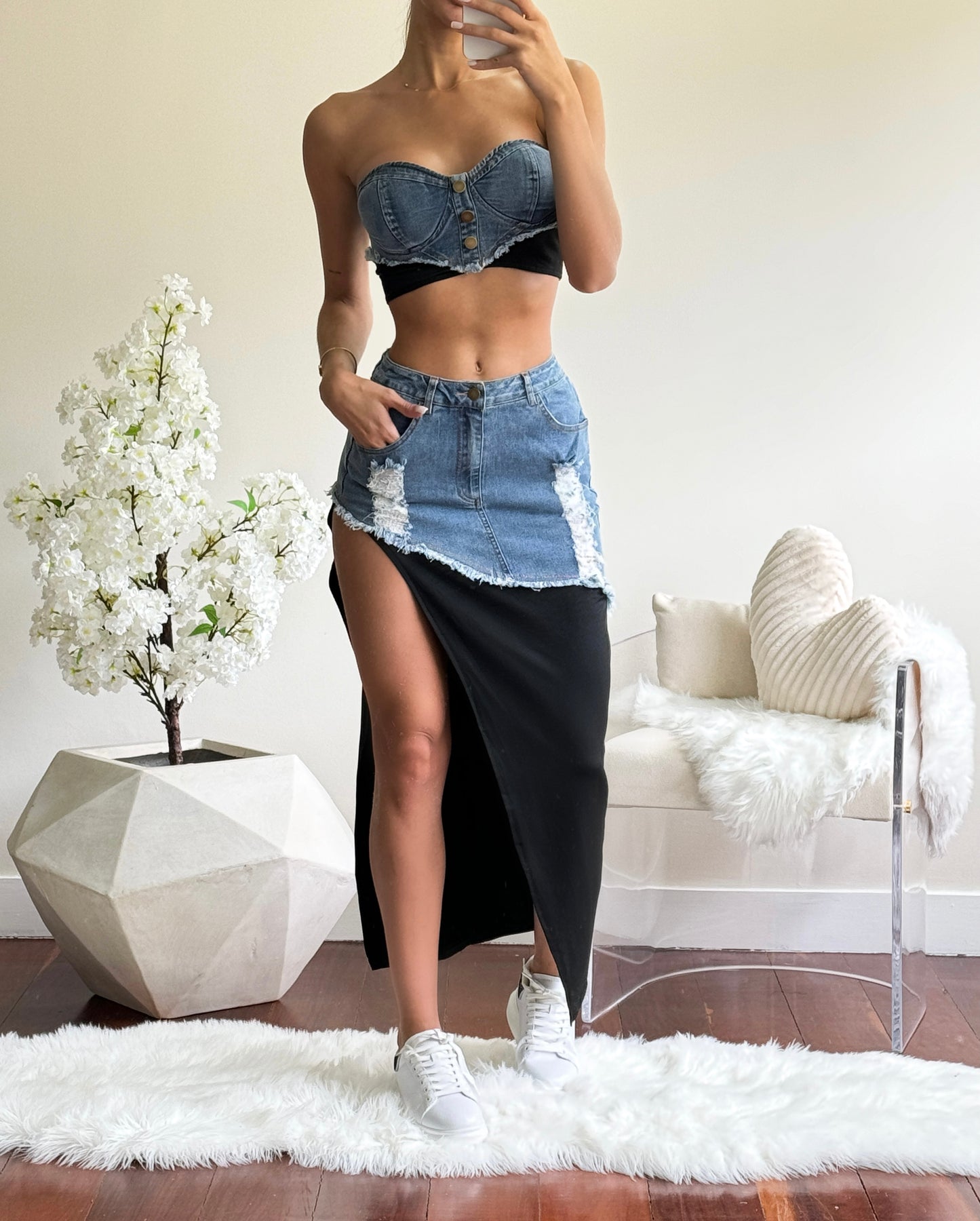 Set de top y falda negro con jeans