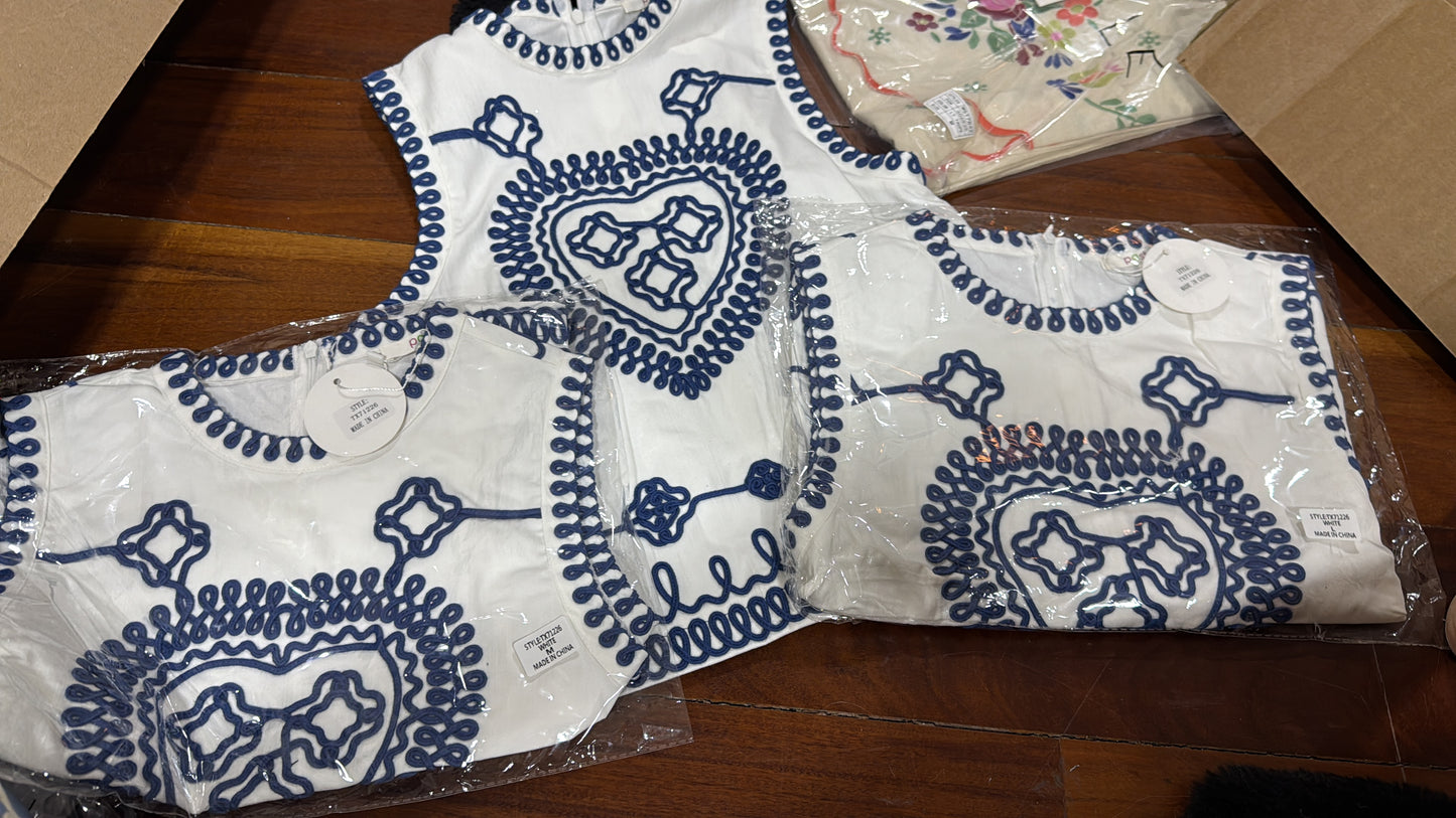 Top blanco con azul pastel