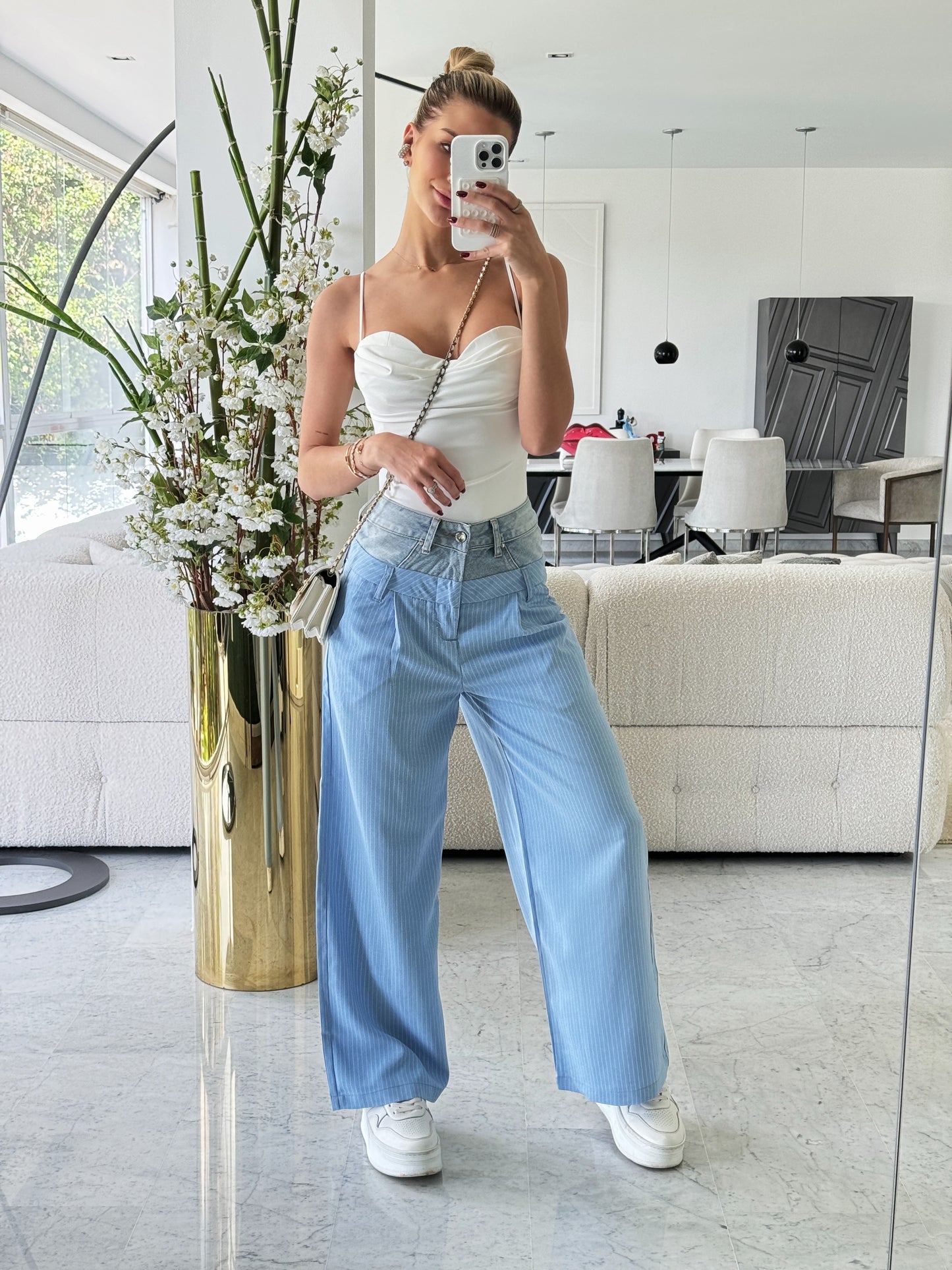 Pantalón doble tono y doble pretina jeans con azul y rayas.