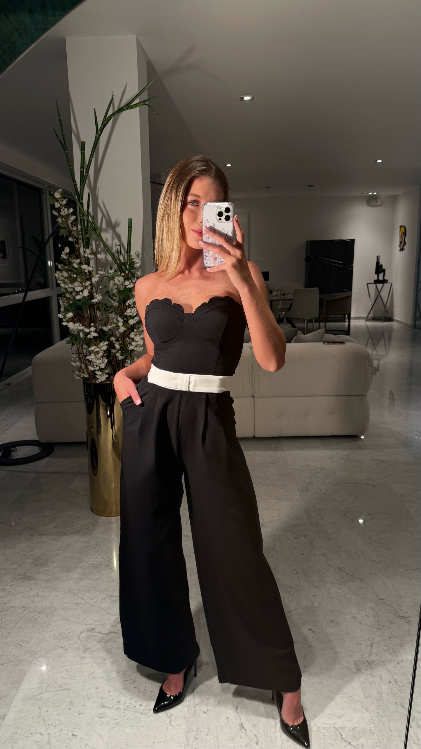 Jumpsuit negro con lazo blanco Mable.