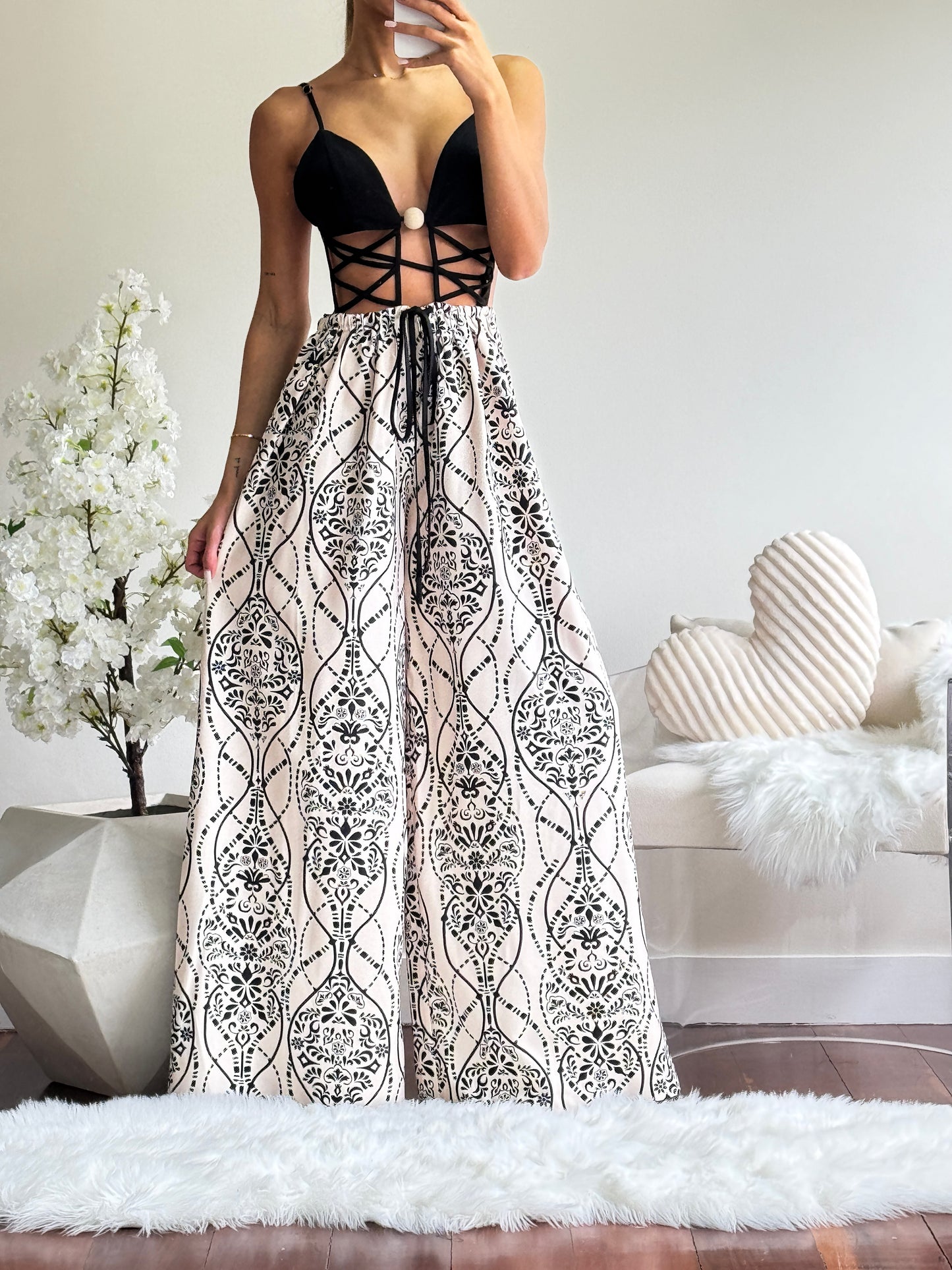 Jumpsuit negro con nude blithe