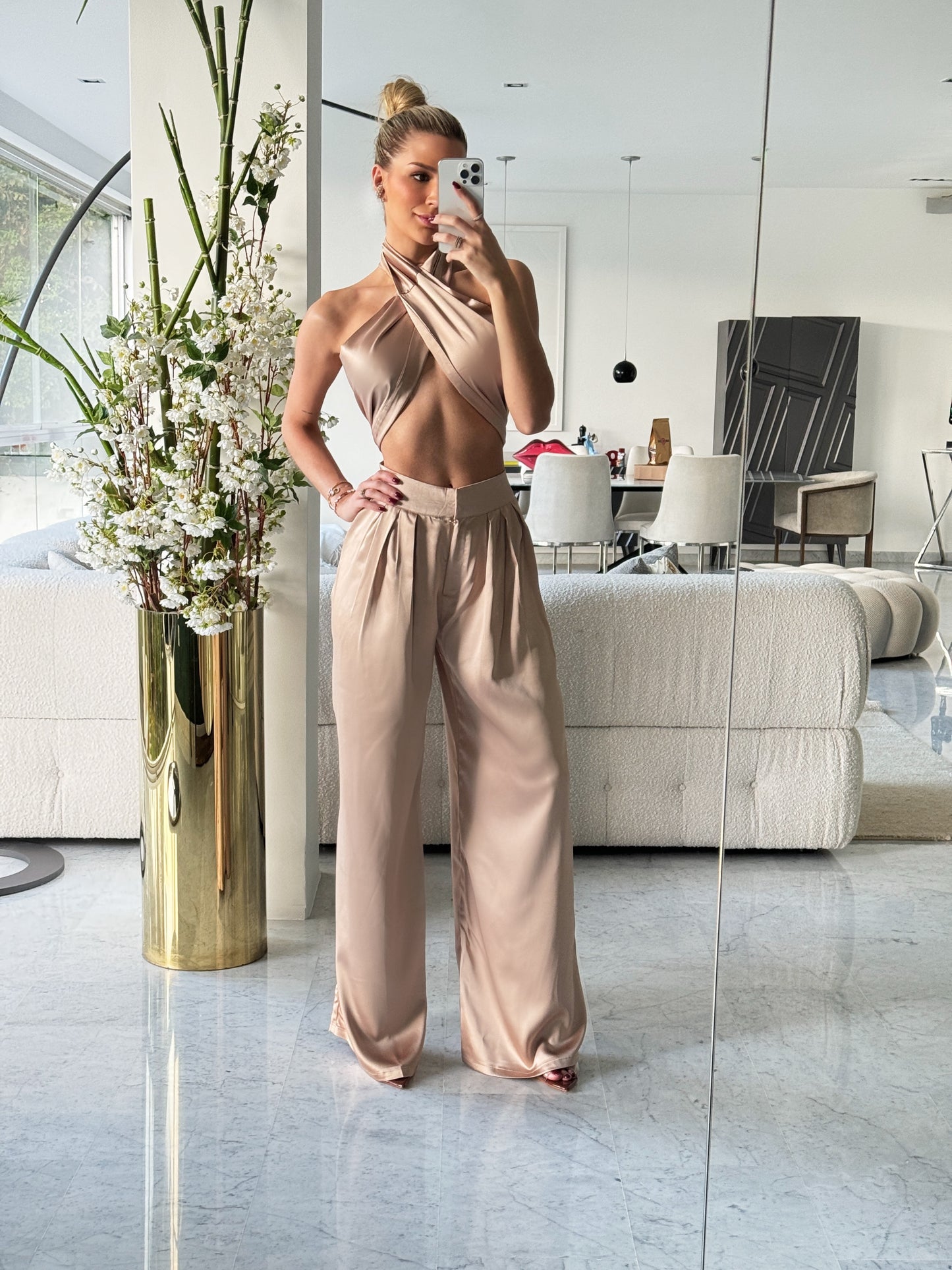Set dorado de top cruzado y pant de seda