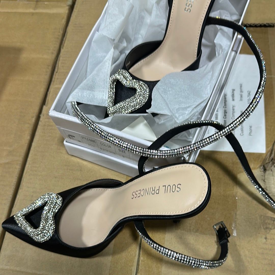 Tacones negros de corazón plateado