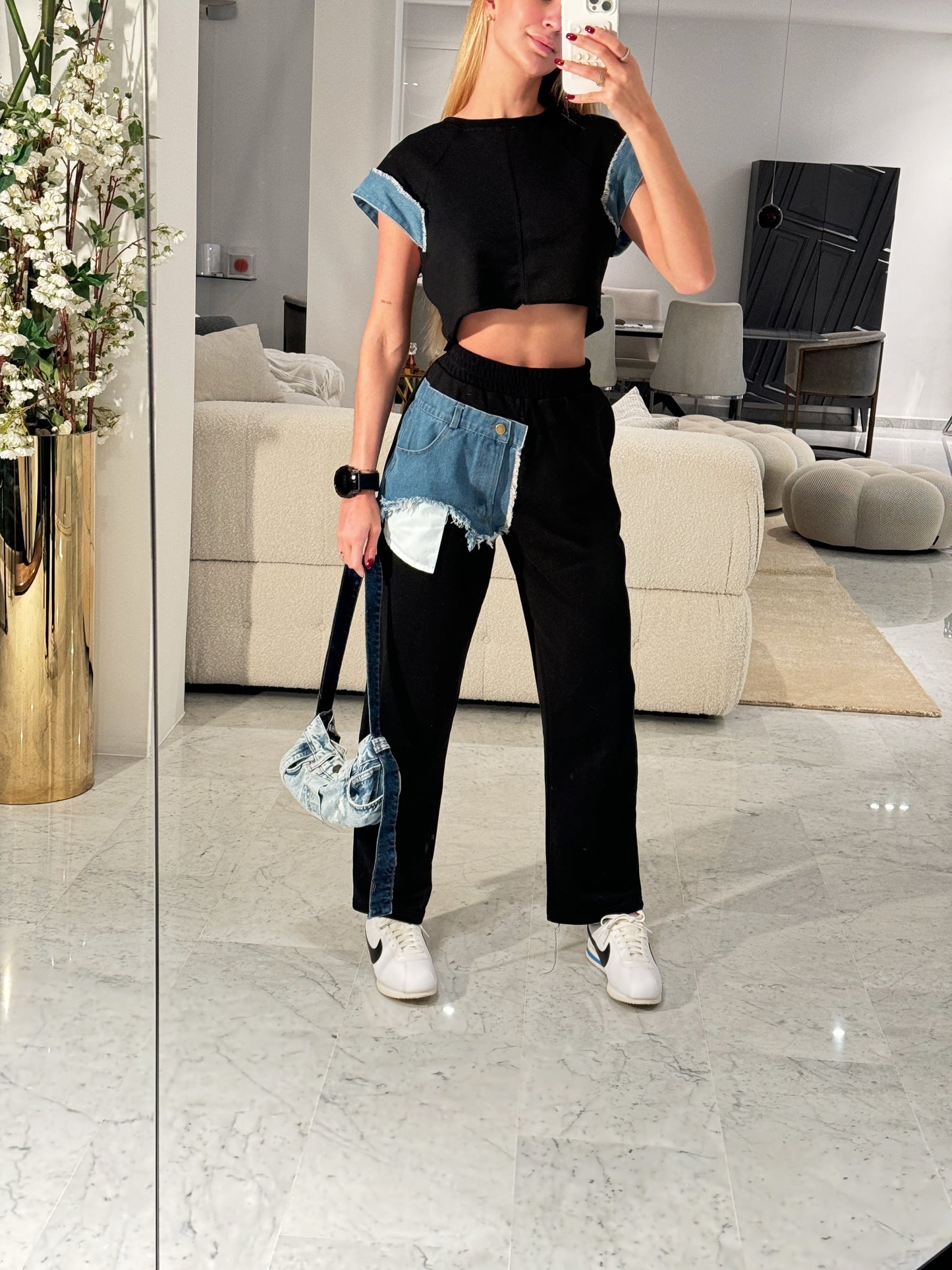 Set de pantalón y top negro con jeans
