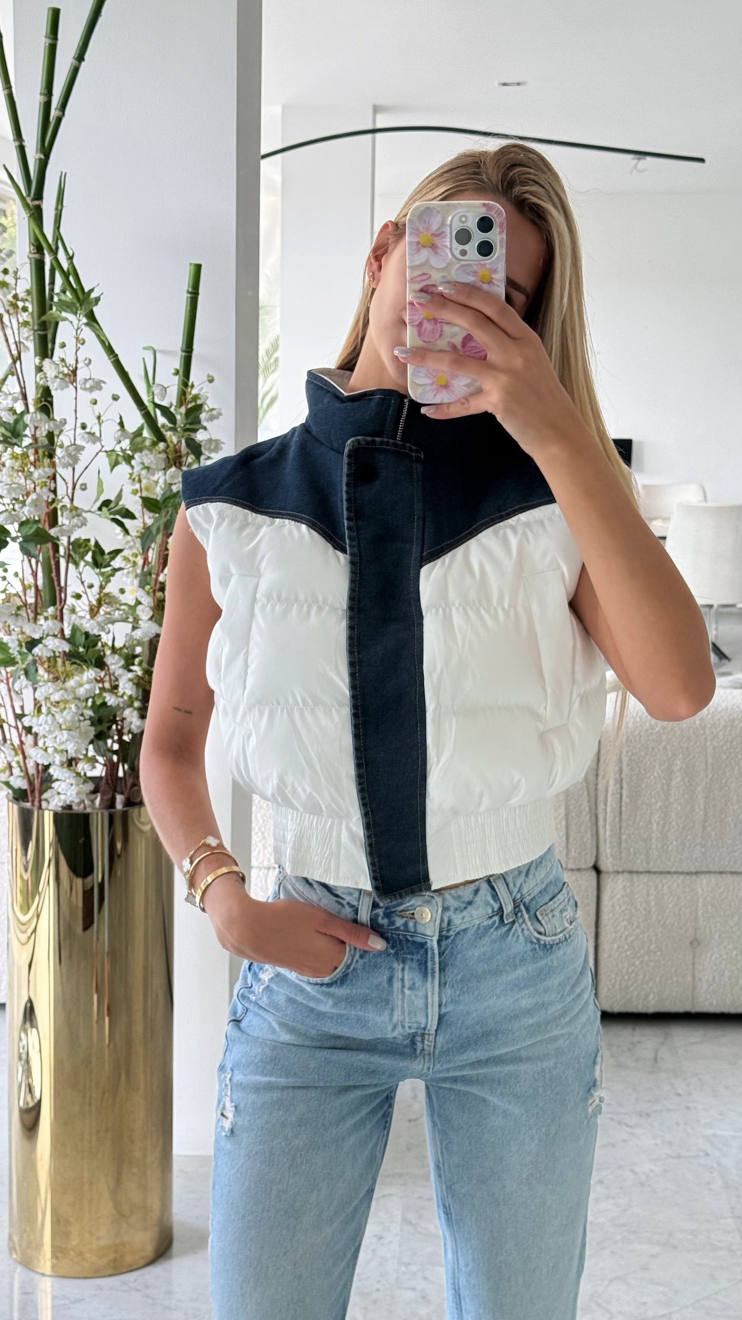 Chaleco blanco con jeans balboa
