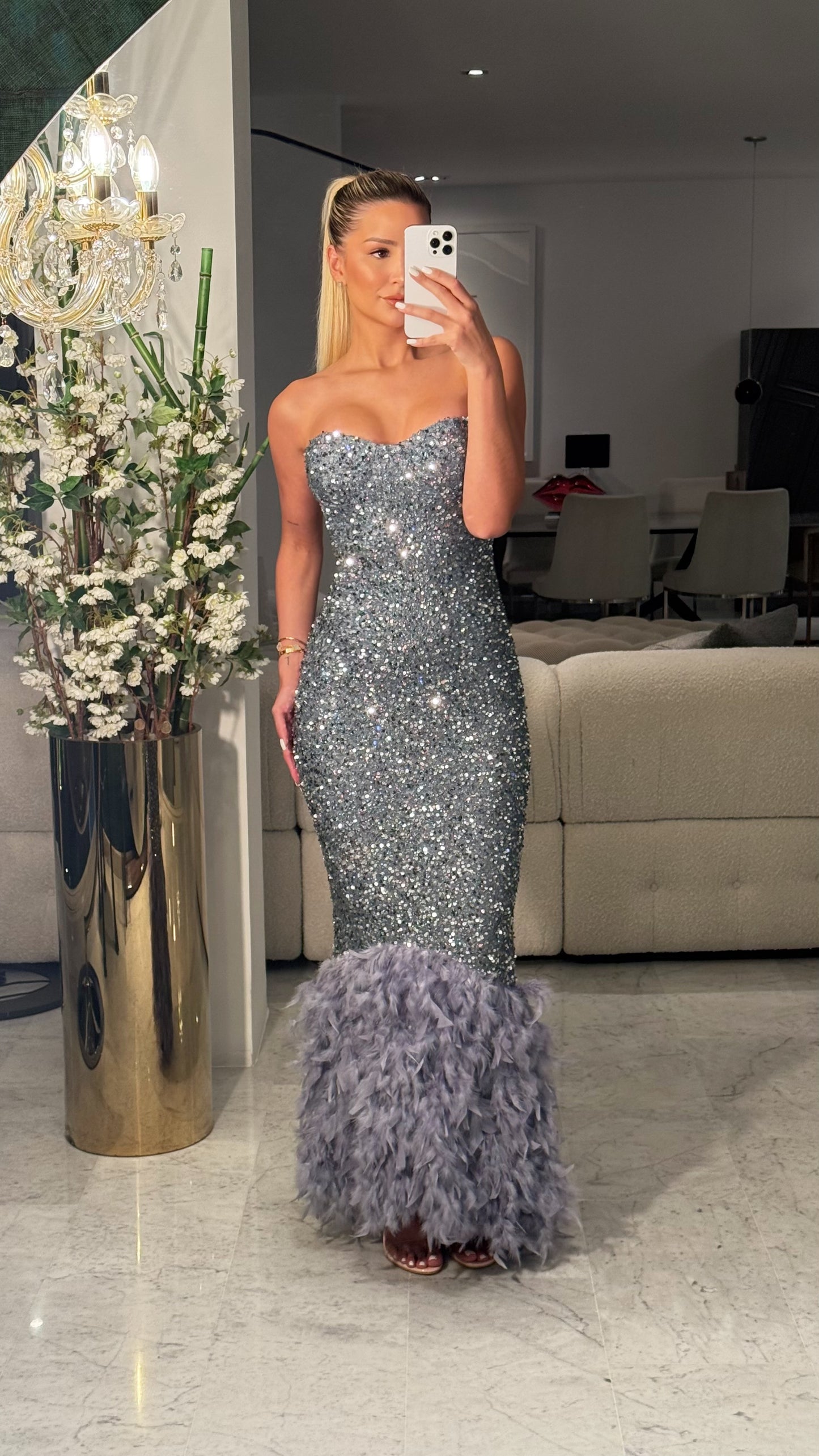Vestido strapless plateado con plumas cb 1s