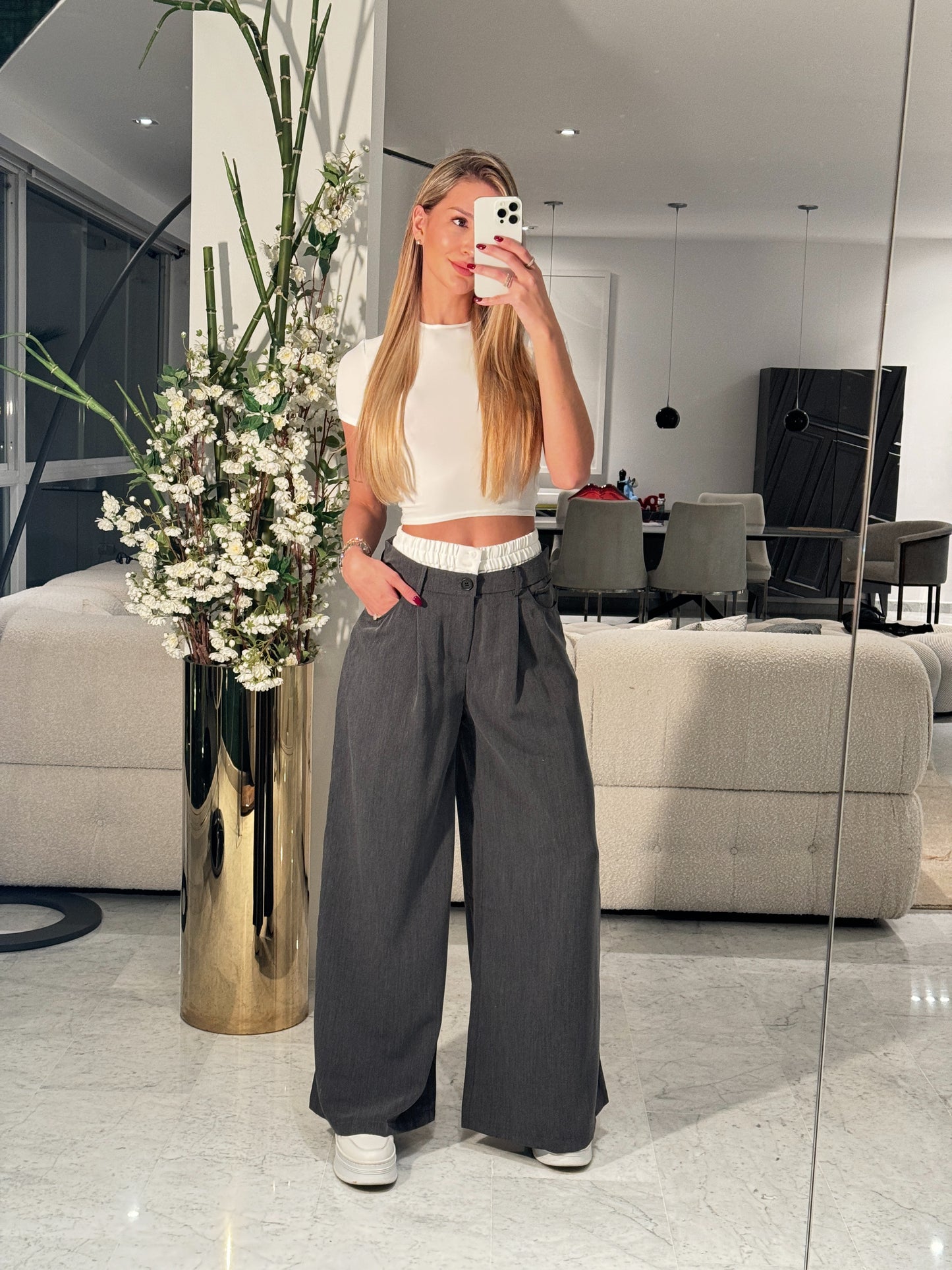 Pant gris con pretina blanca bota ancha