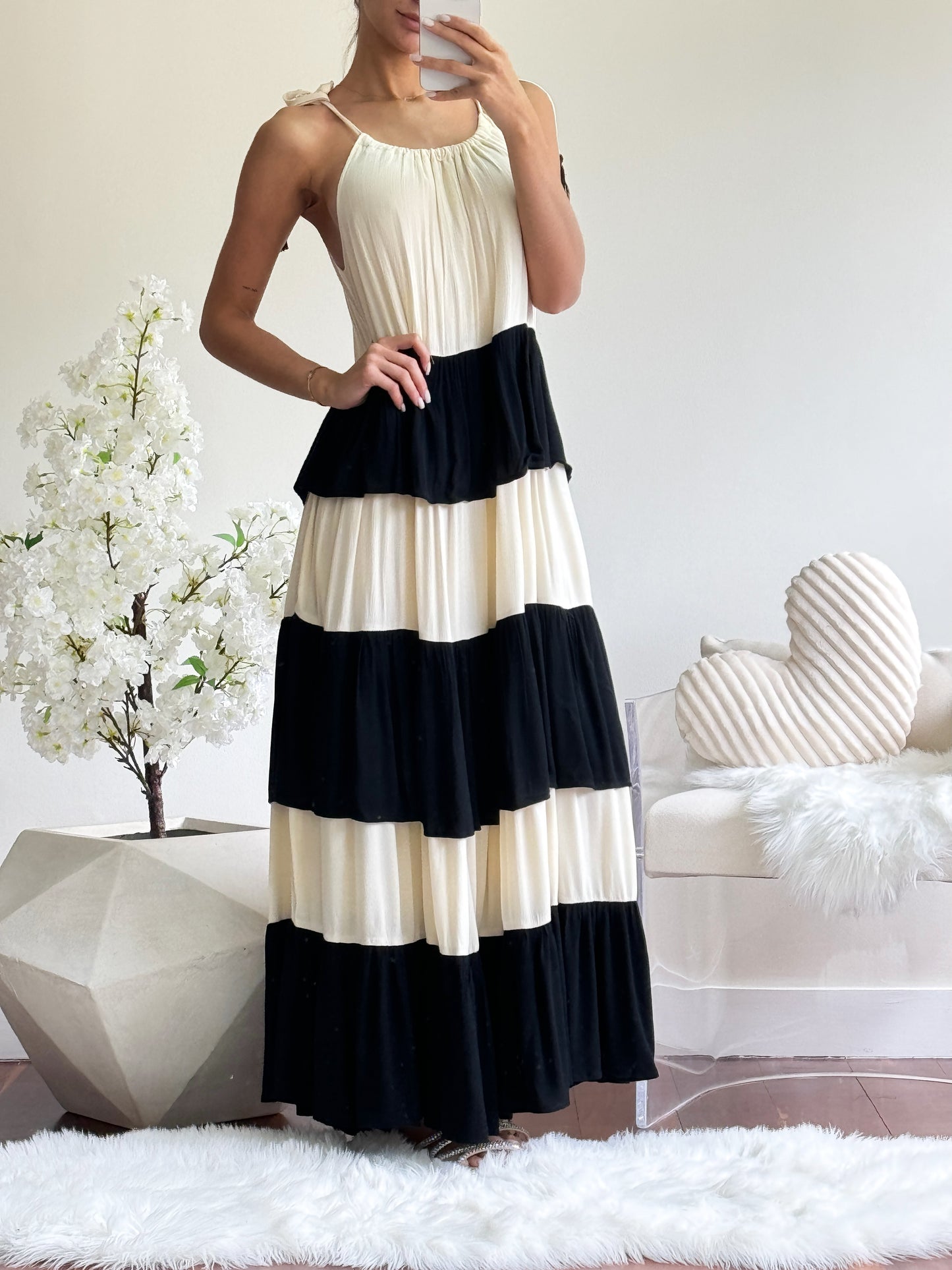 Vestido de rayas nude con negro