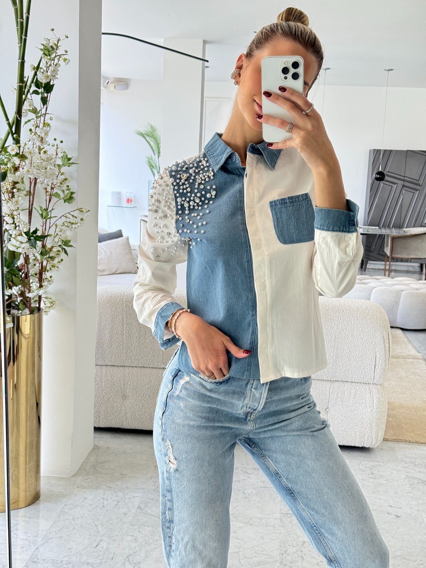 Camisa con jeans, blanco y perlas.