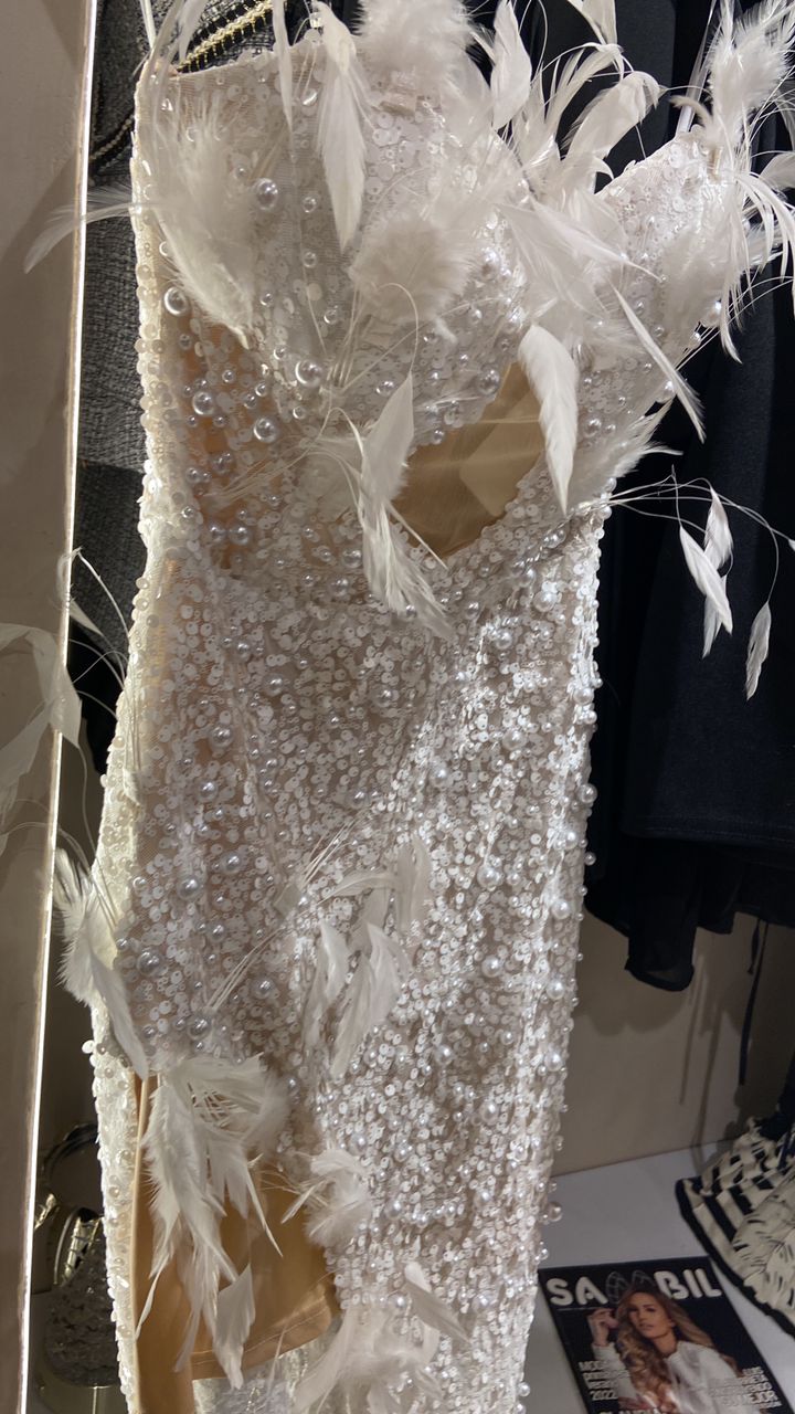 Vestido blanco con perlas y plumas cb 215$