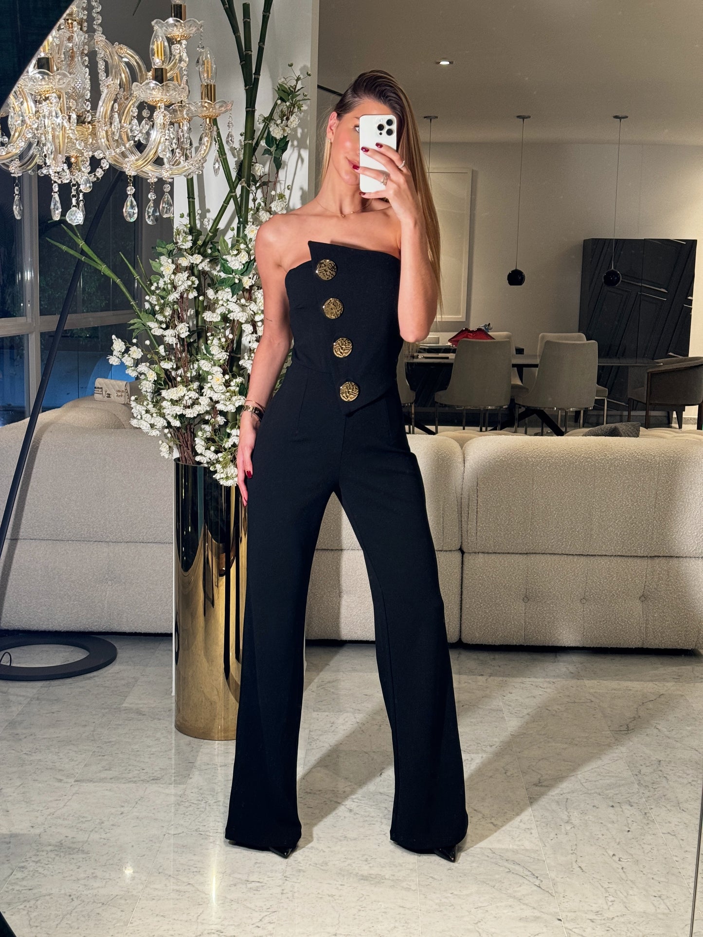 Jumpsuit negro con botones dorados