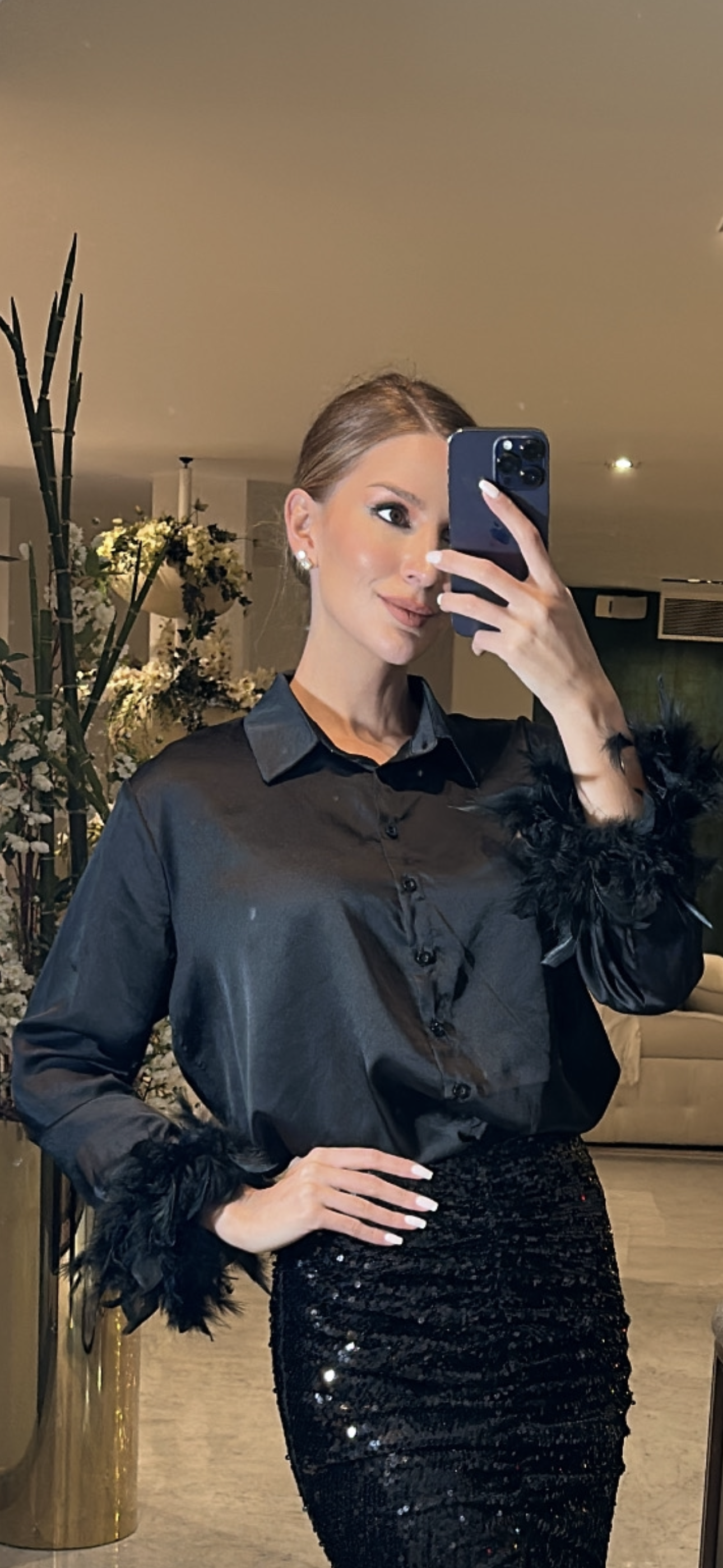 Camisa de seda negra con plumas