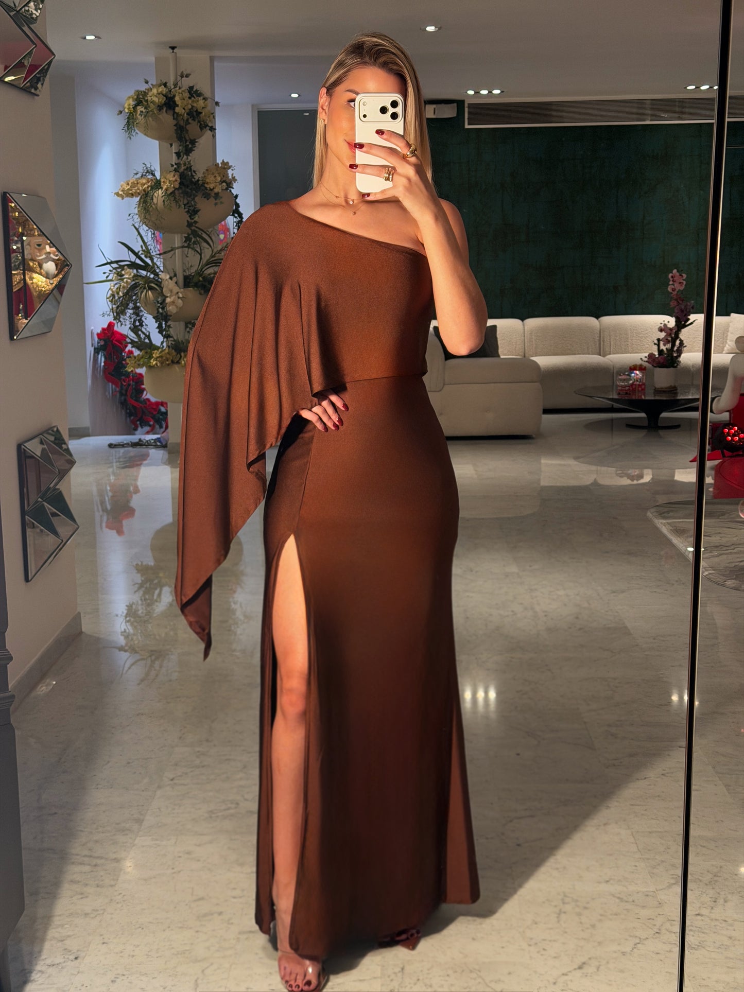 Vestido marrón largo con un manga cb 1/1 120$