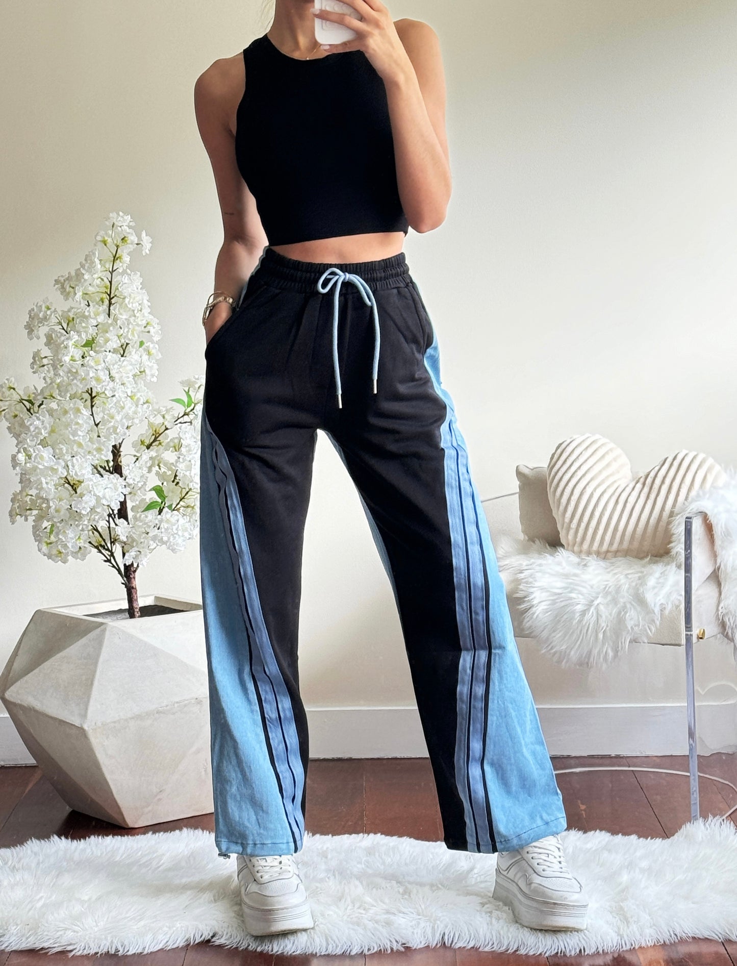 Jogger negro con jeans de rayas