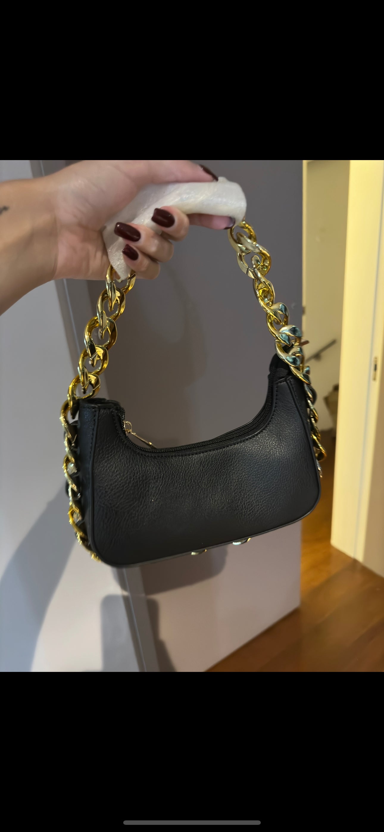 Cartera negra cadenas doradas