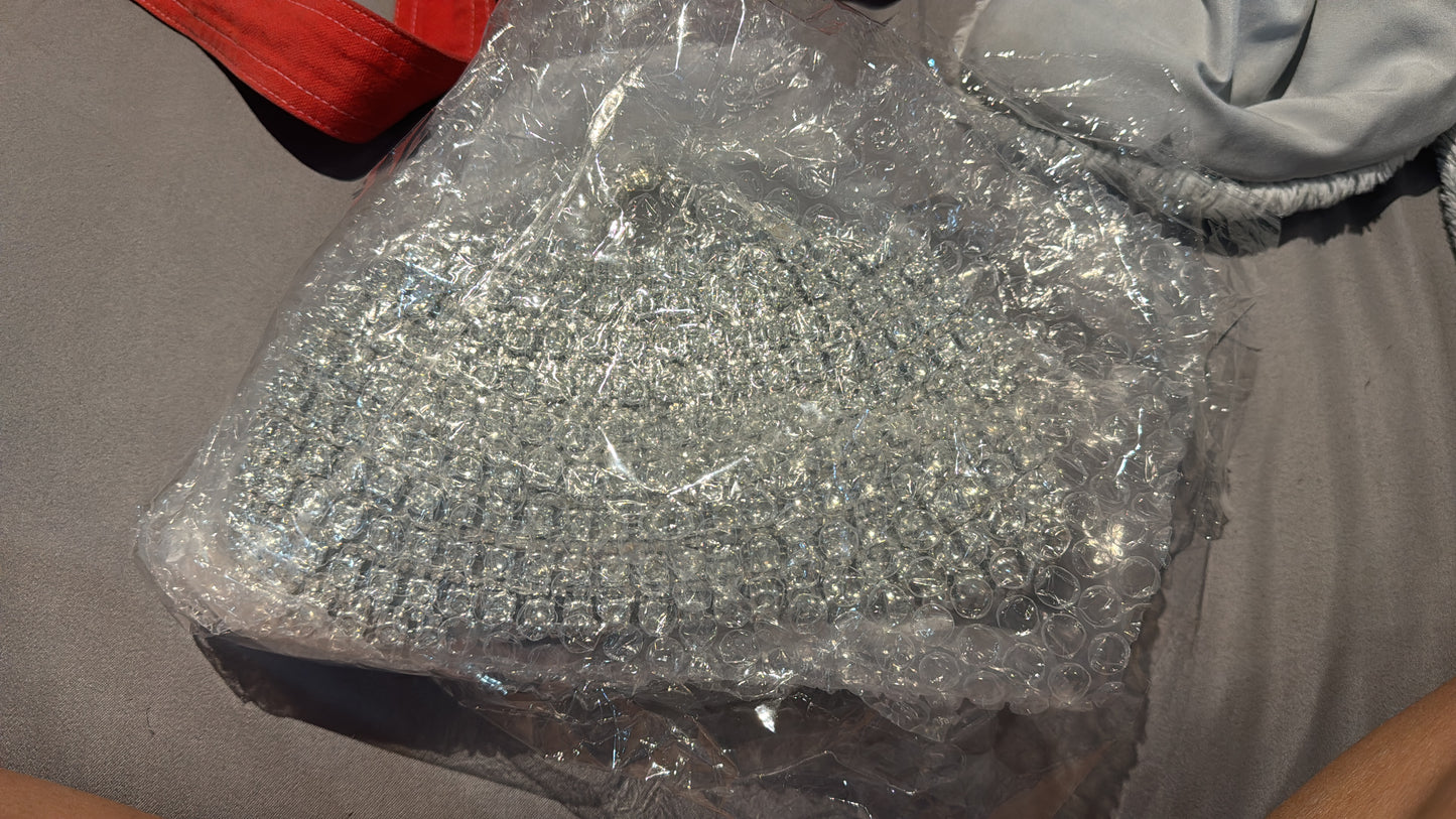 Cartera plateada con anillo