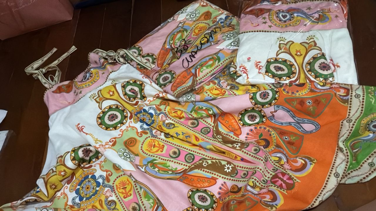 Vestido naranja, rosado abstracto