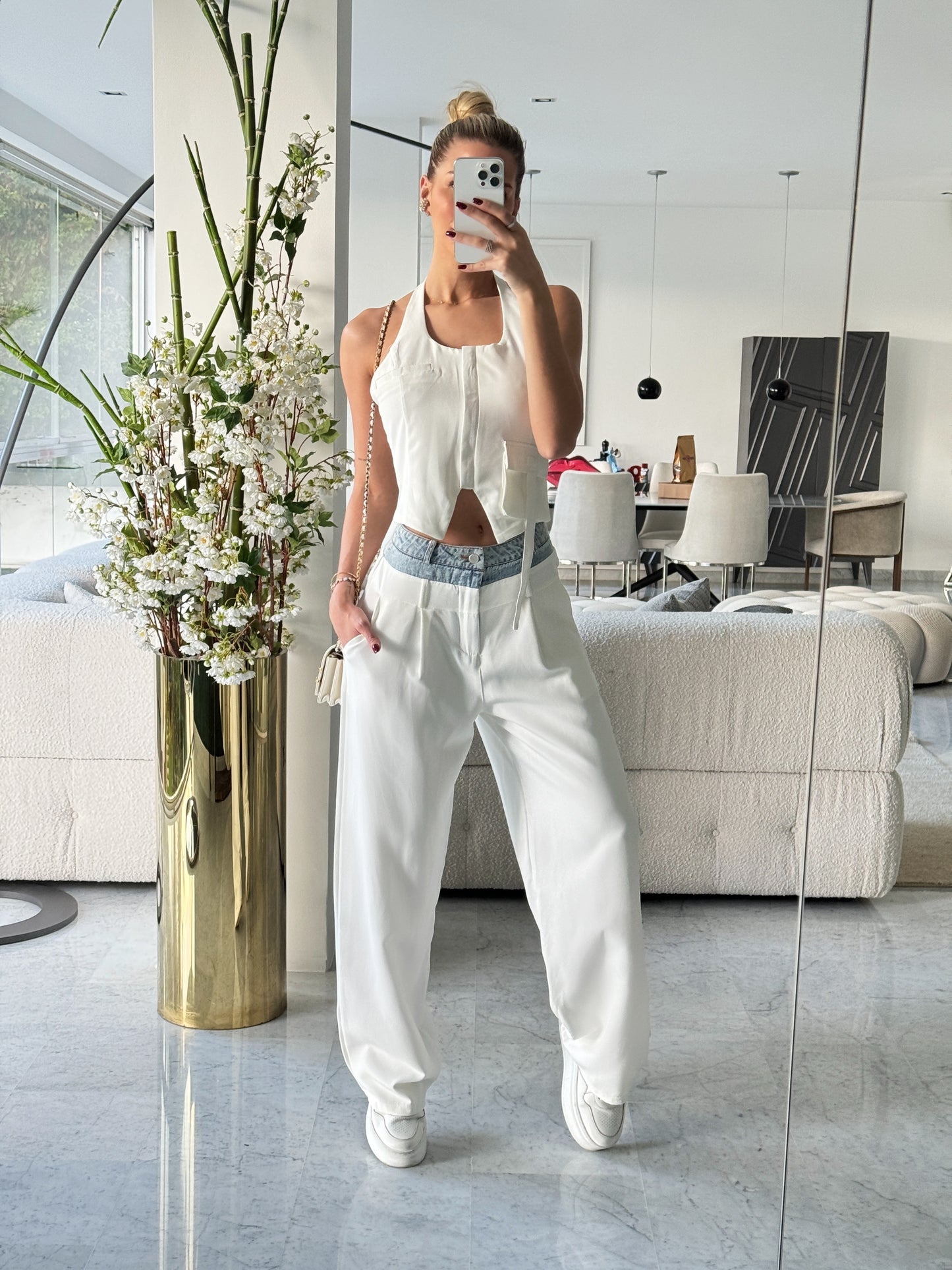 Set de pantalón blanco con jeans y vest