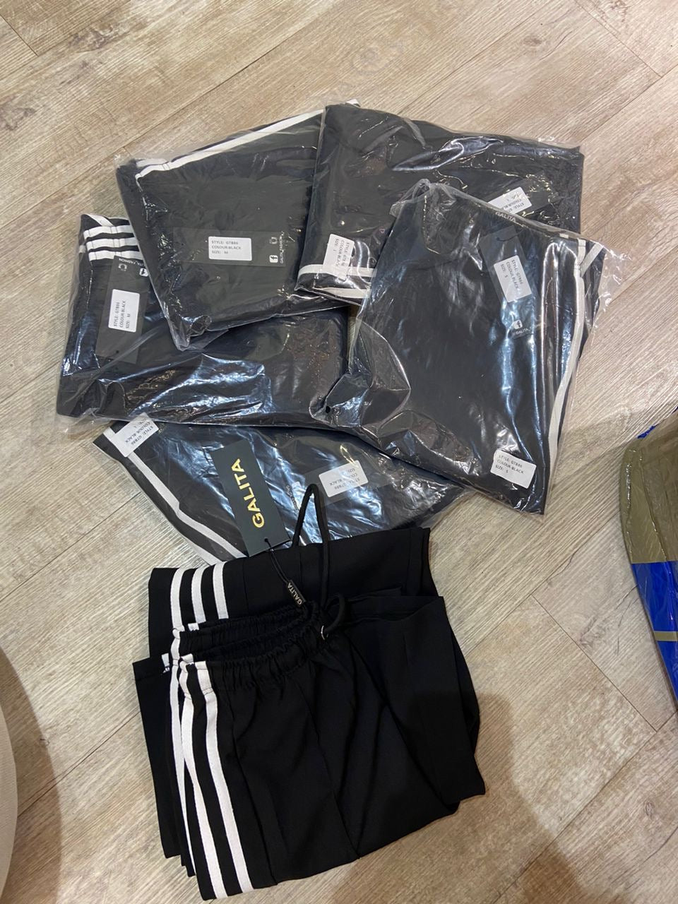 Pant negro con rayas blanca