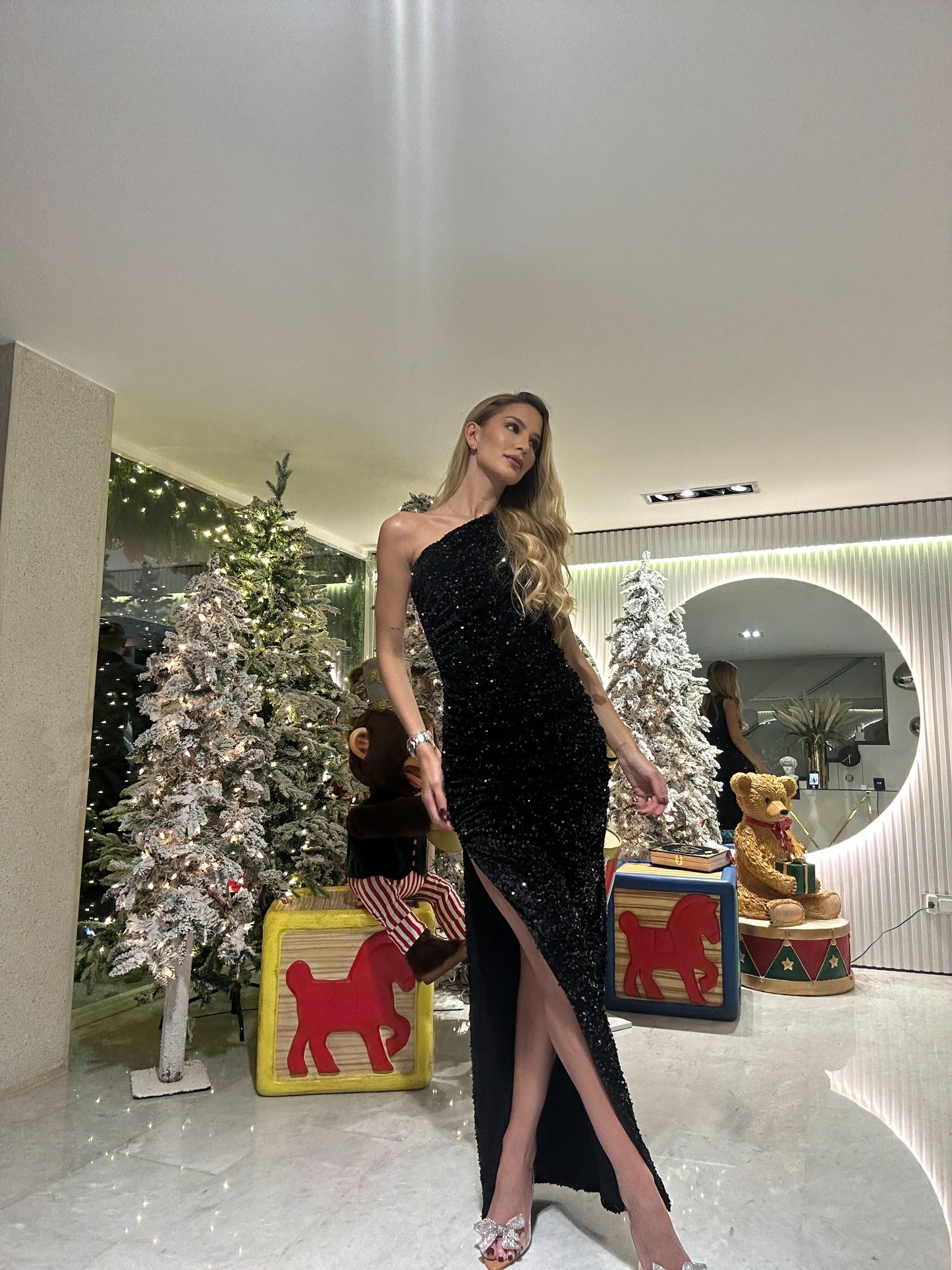 Vestido negro de lentejuelas medio hombro largo