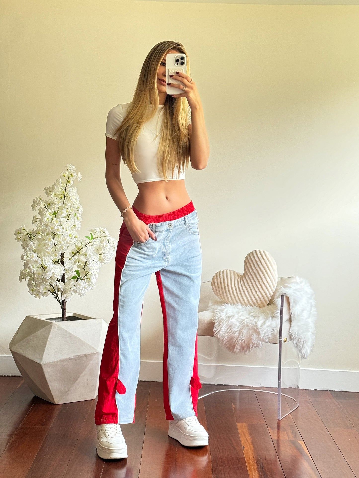 Pantalón de jeans con rojo doble tono