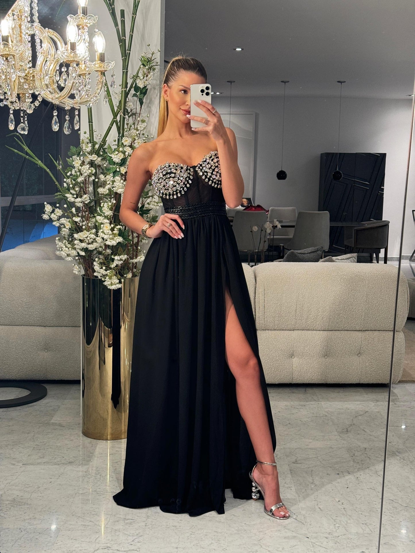 Maxi vestido negro de top con brillantes. Talla S.