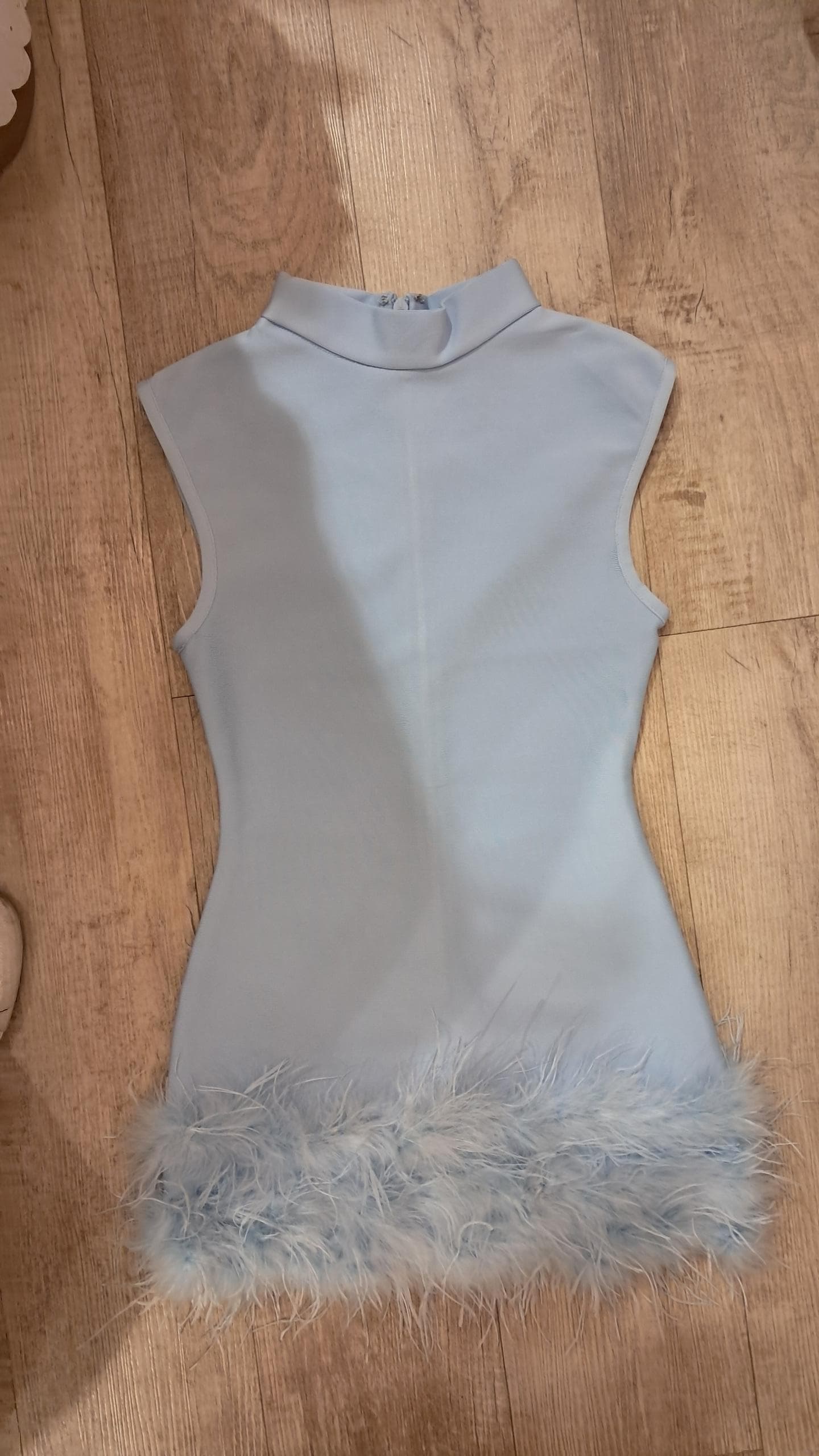 Vestido bandage azul corto con plumas 1S 135$