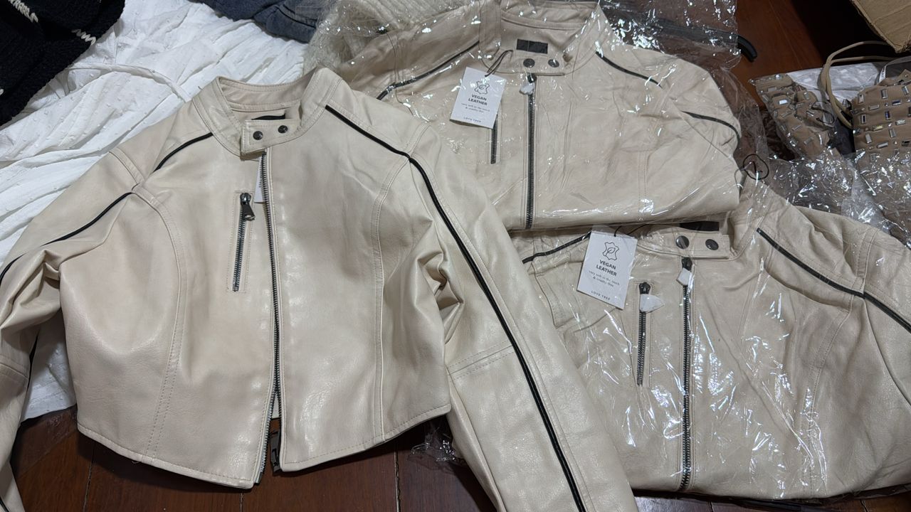 Chaqueta cuerina beige love tree 1/1/1 60$