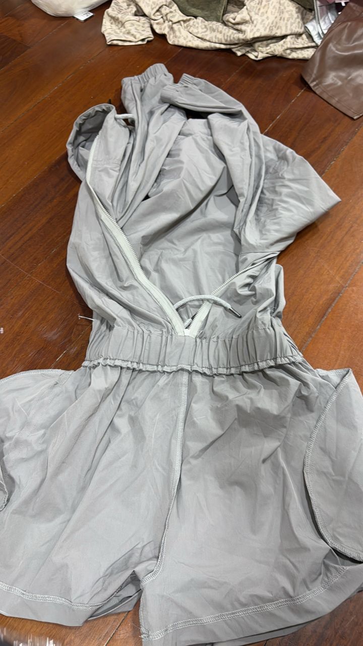 Romper impermeable talla S. Hyfve 65$