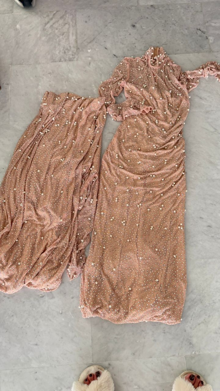 Vestido nude con transparencia y perlas