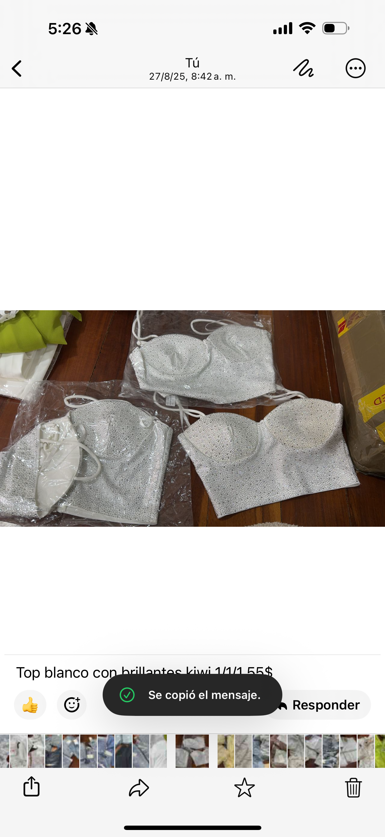 Top blanco con brillantes kiwi