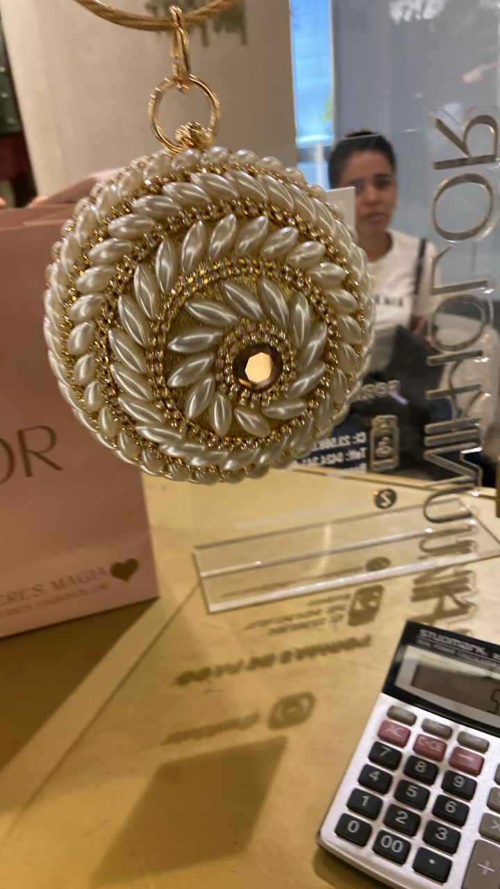 Cartera dorada con perlas