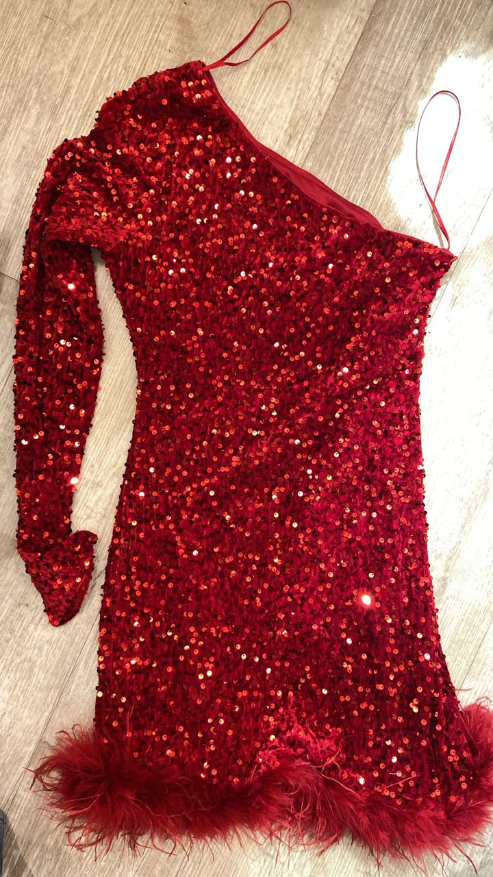Vestido de una manga corto de lentejuelas y plumas cb