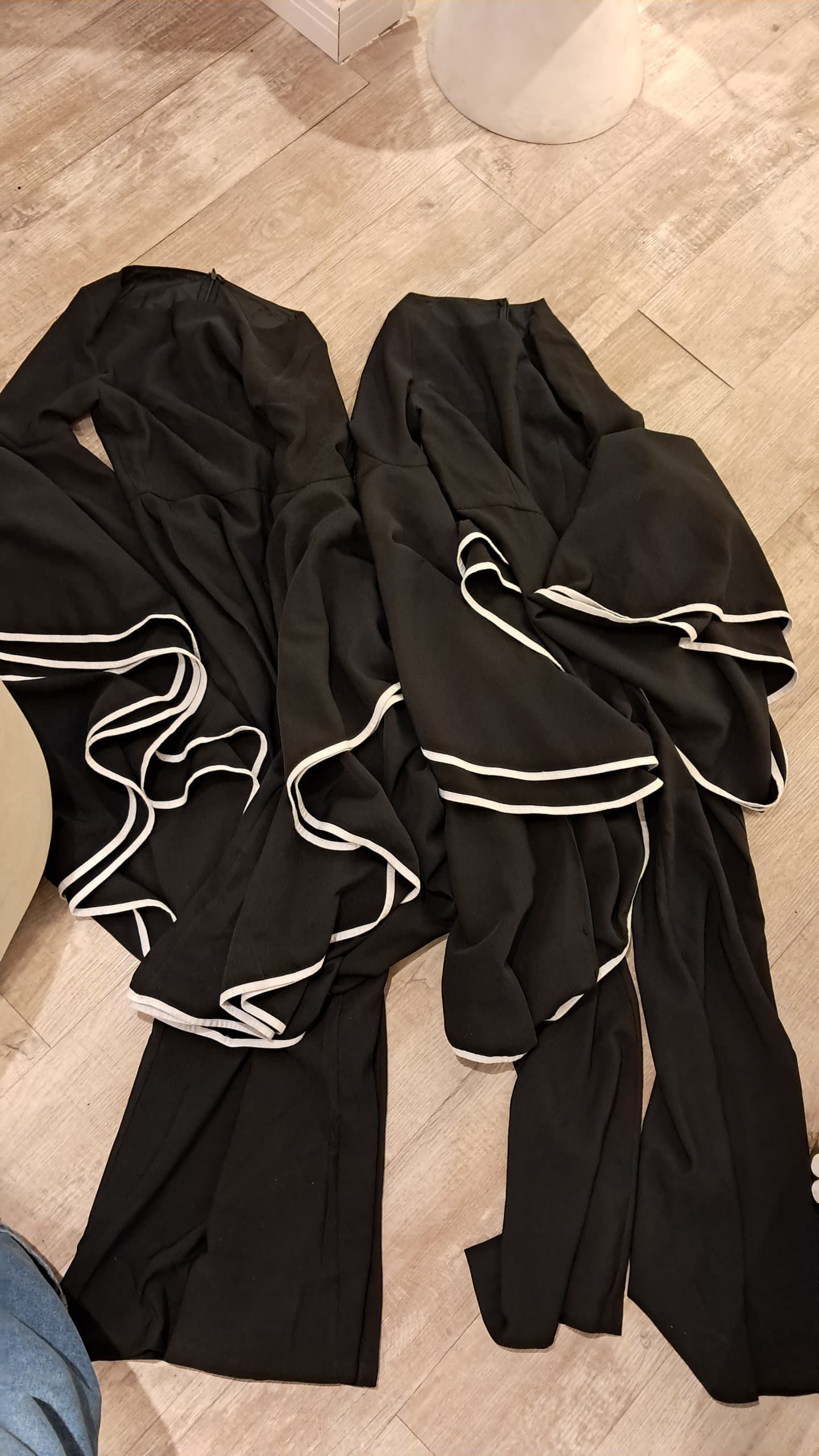 Jumpsuit negro con mangas acampanadas cb
