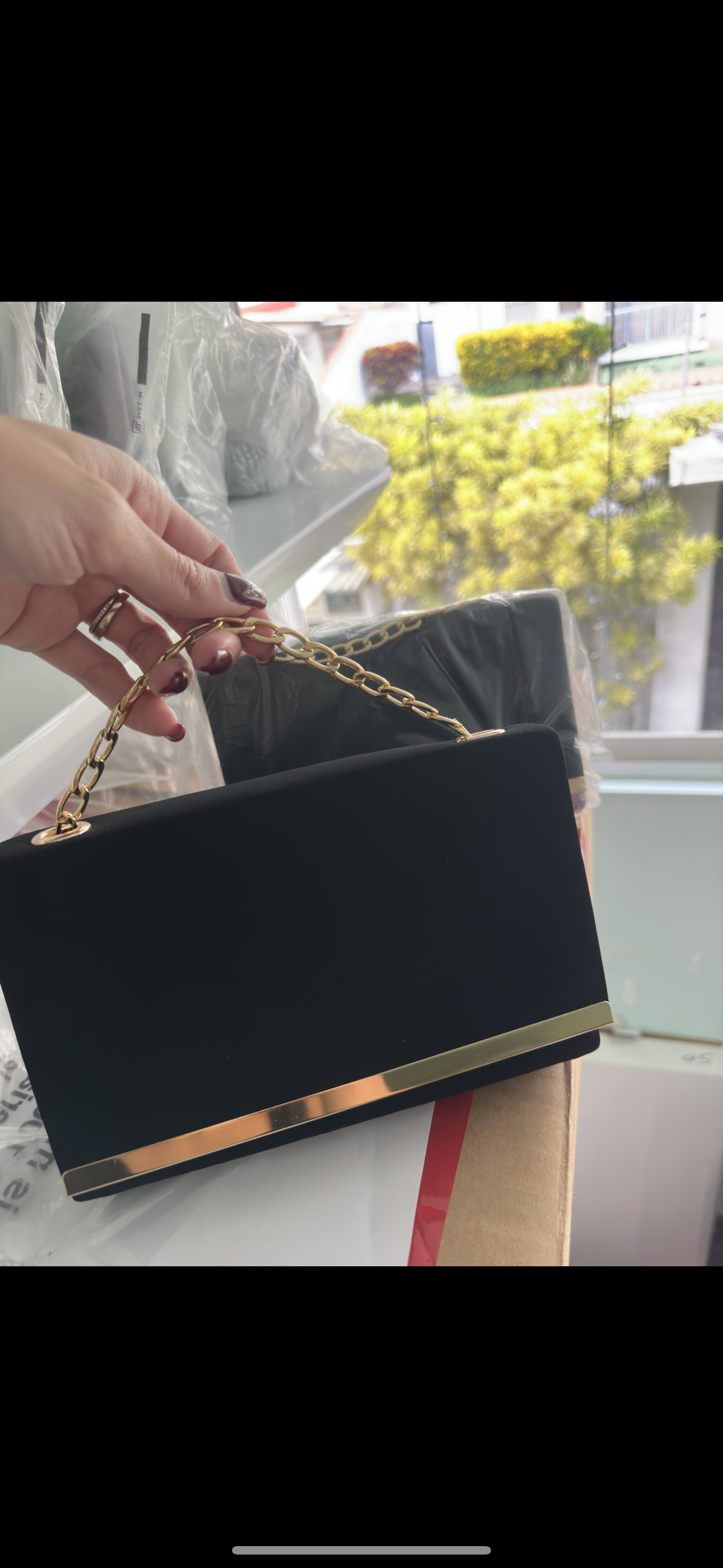 Clutch negro con dorado terciopelo