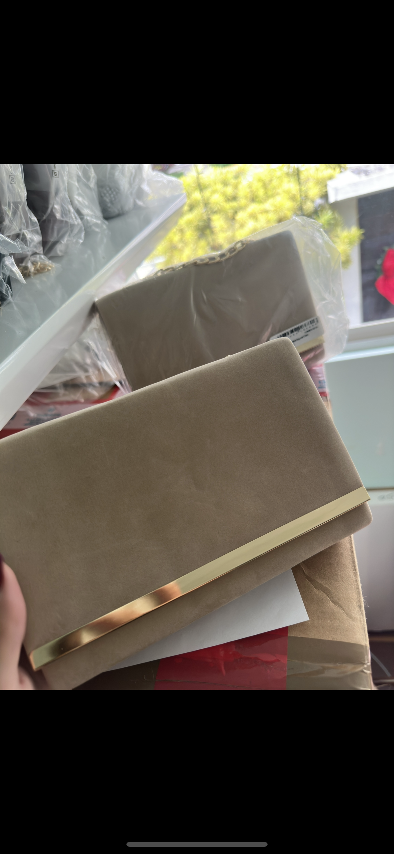 Clutch nude con dorado terciopelo