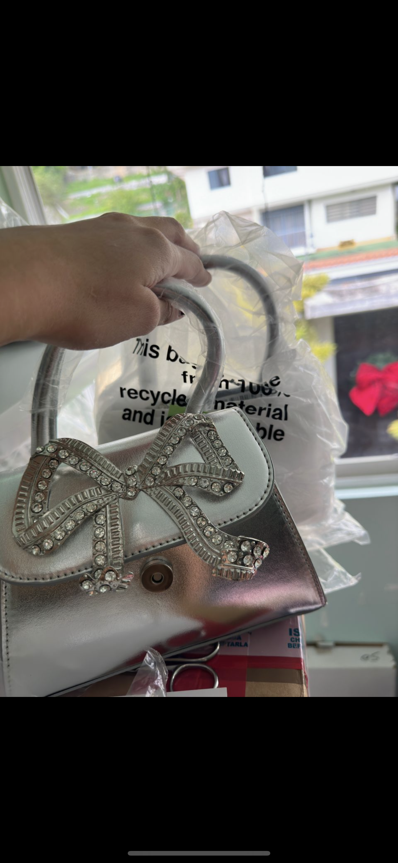 Cartera plateada lazo brilante