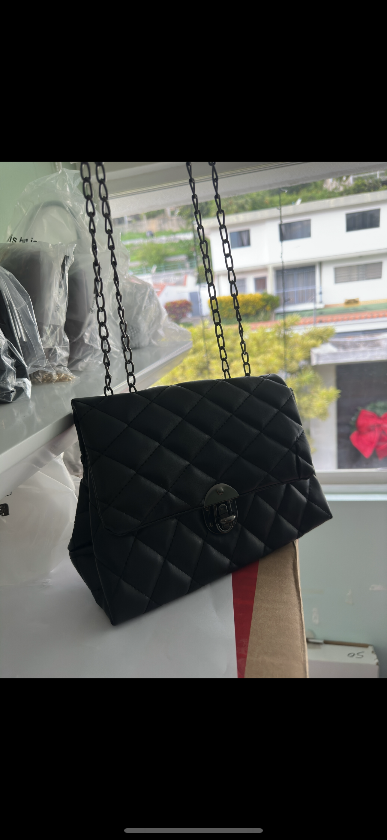 Cartera negra triángulos