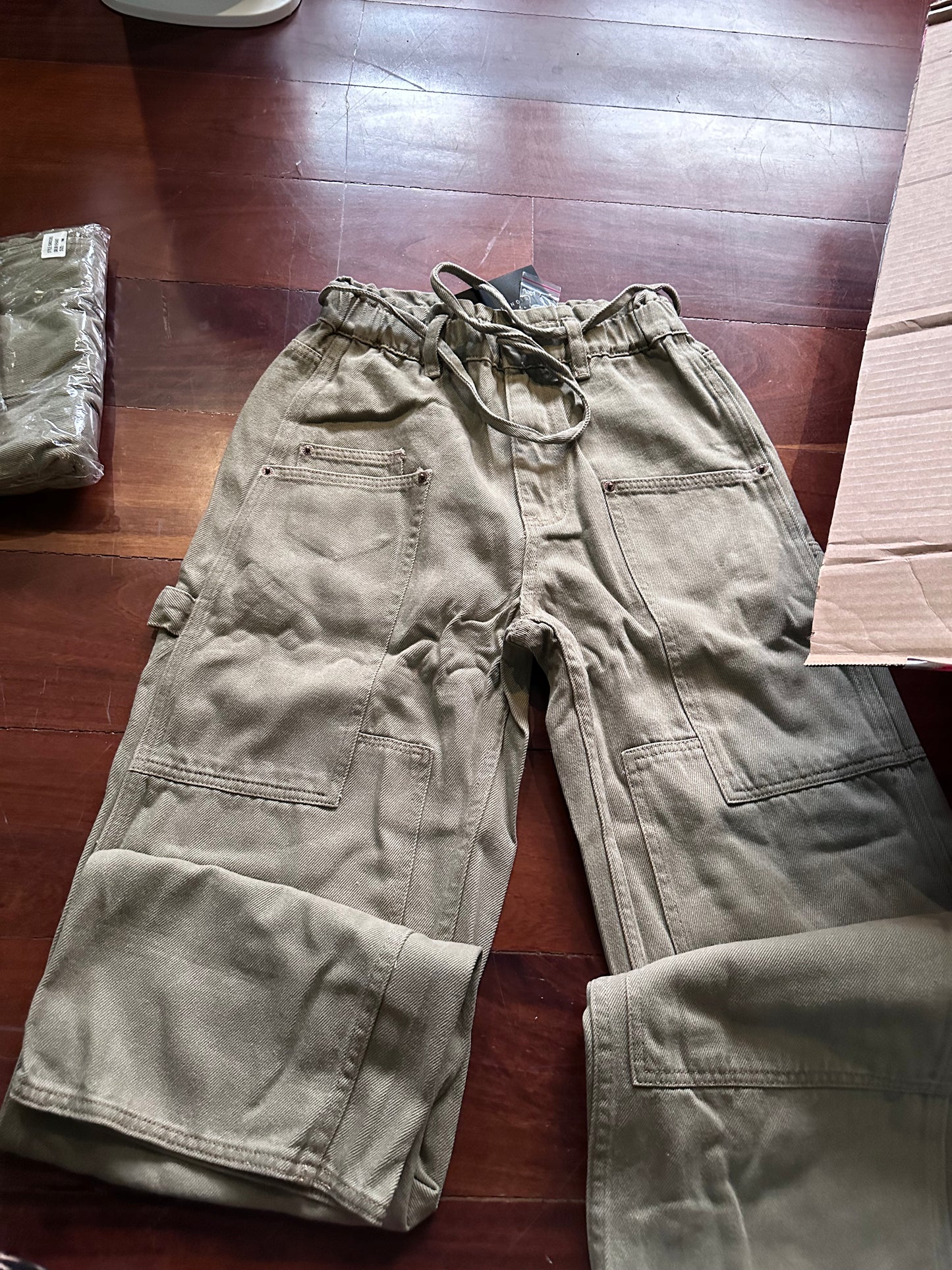 Jeans verde cargo bota ancha.