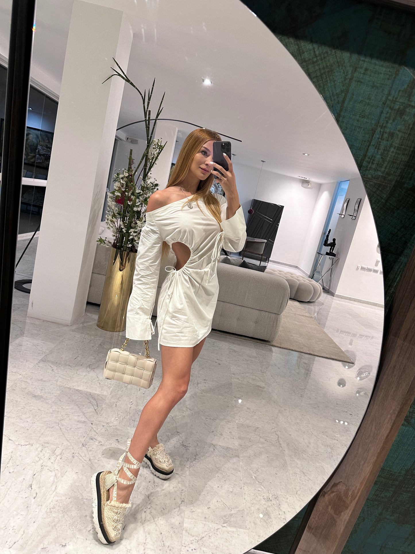 Vestido blanco con abertura en cintura