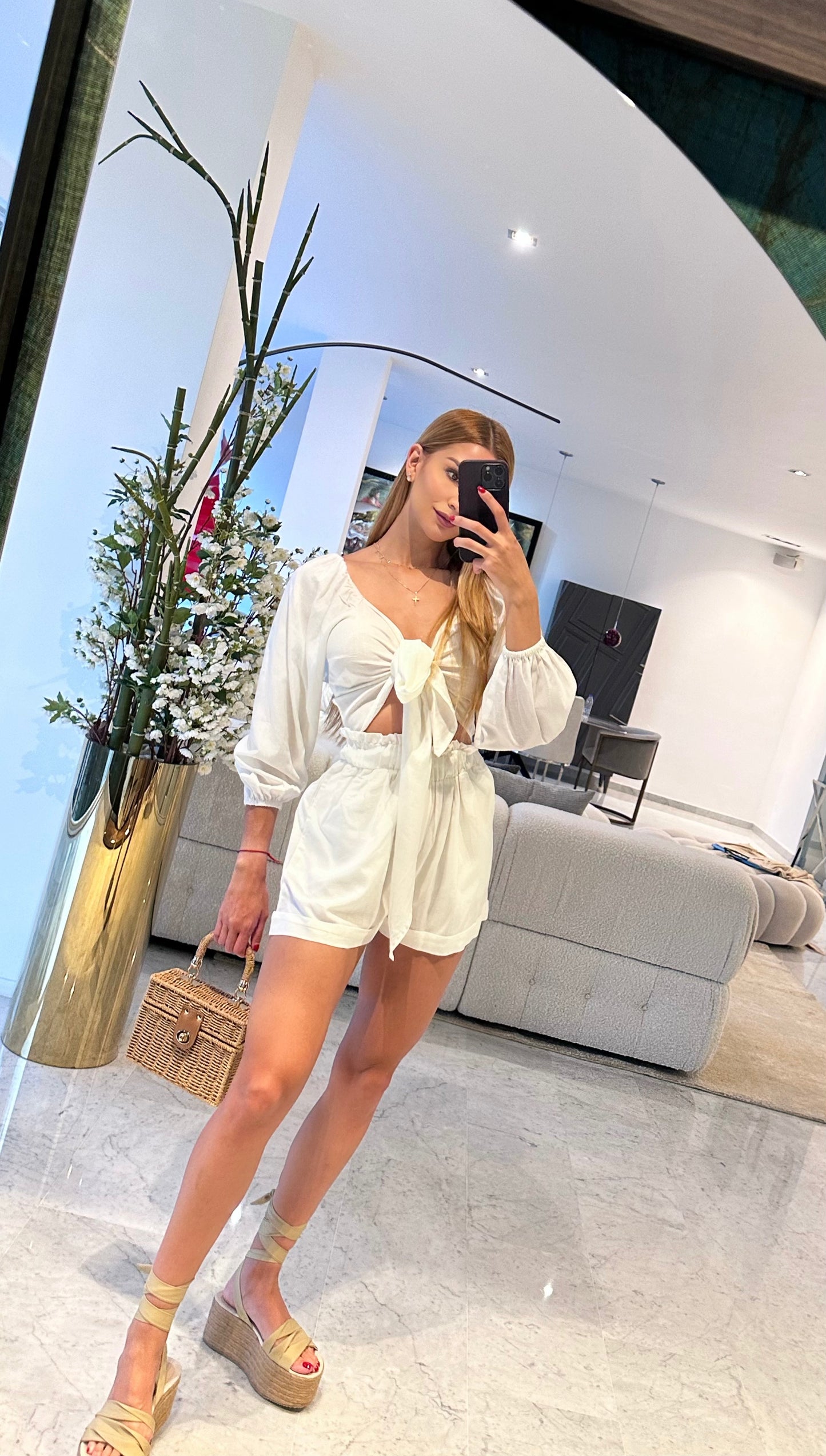 Set blanco de top mangalarga y short lino playero