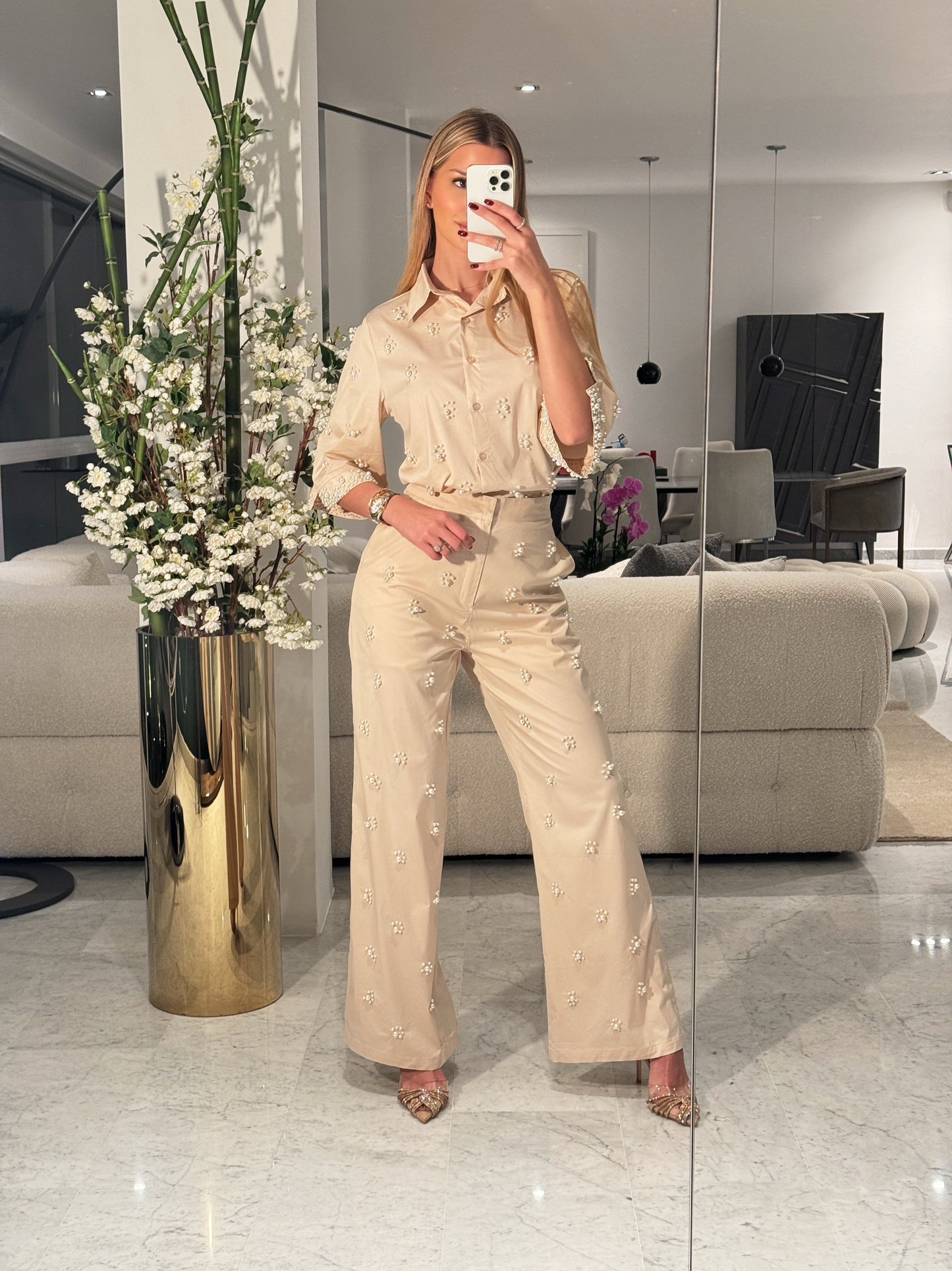 Set de camisa y pantalón beige con perlas
