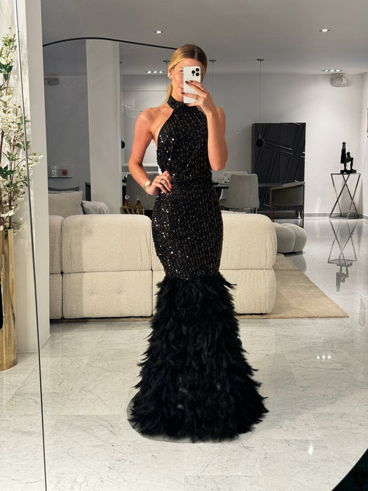 Vestido negro con plumas y lentejuelas