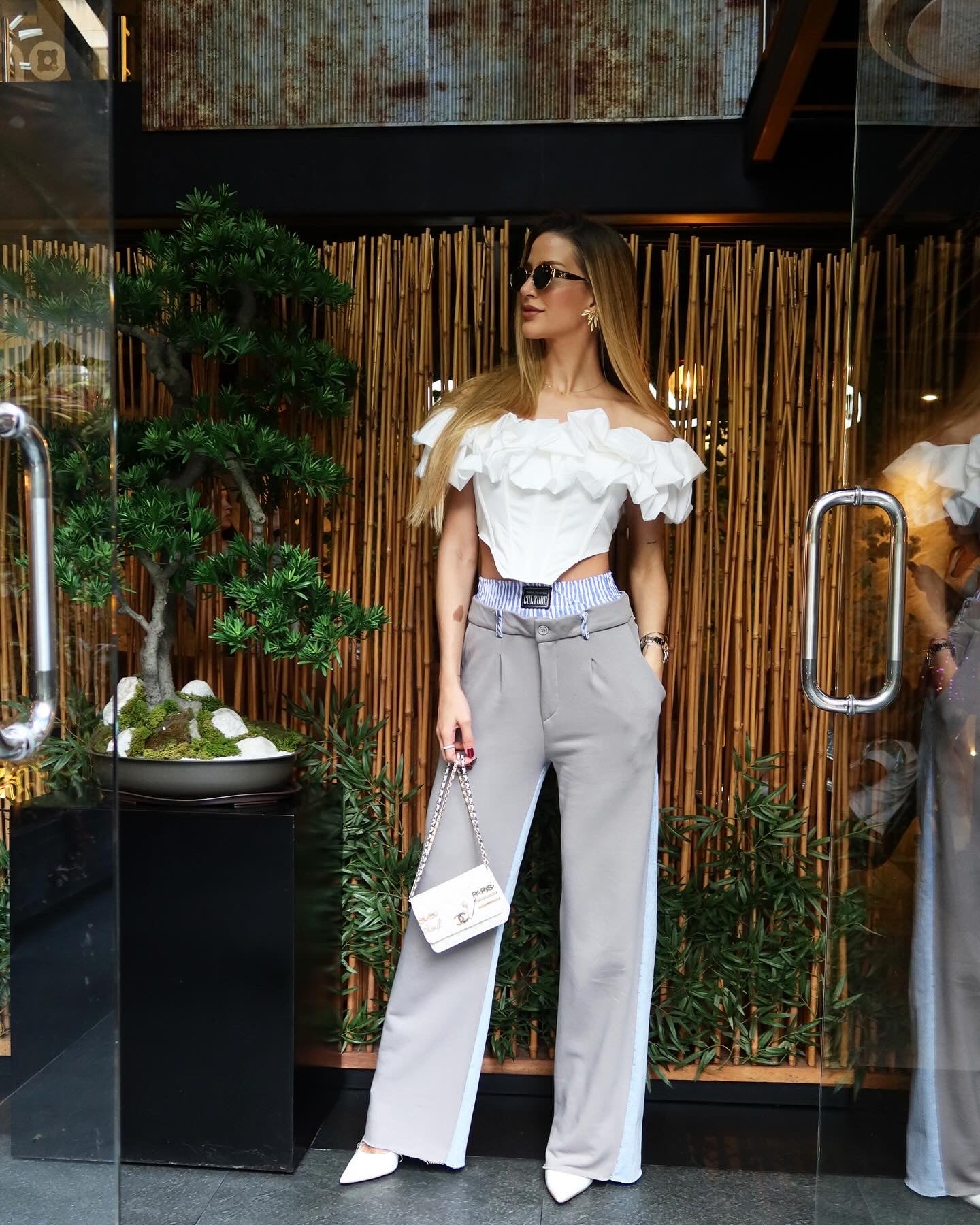 Jogger Gris con jeans y pretina de rayas talla única