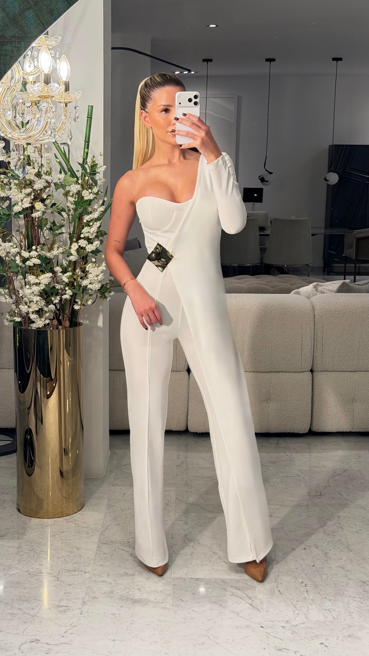 Jumpsuit valentine blanco de una manga con broche dorado