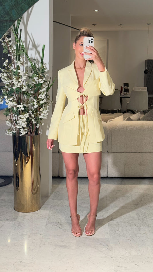 Set amarillo de blazer y falda la ros
