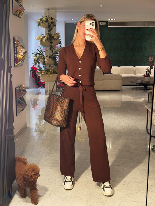 Set marrón oscuro con perlas Vogue vibes