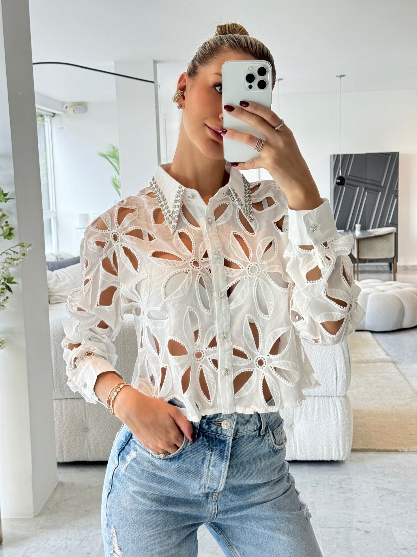 Camisa blanca con transparencia y brillantes