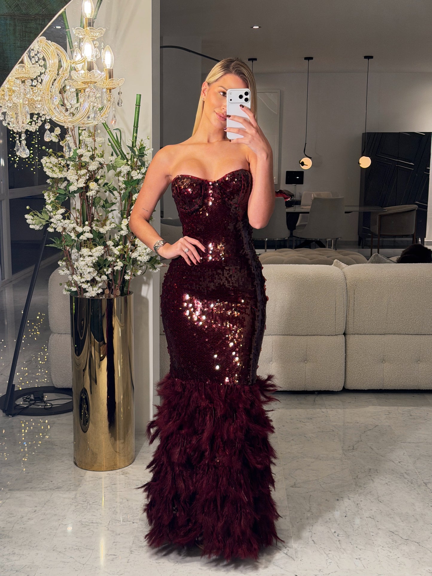 Vestido strapless vino con lentejuelas y plumas cb